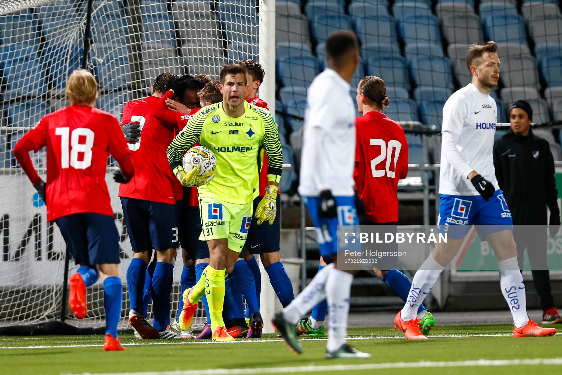 Örgrytes David Johansson jublar med lagkamrater
