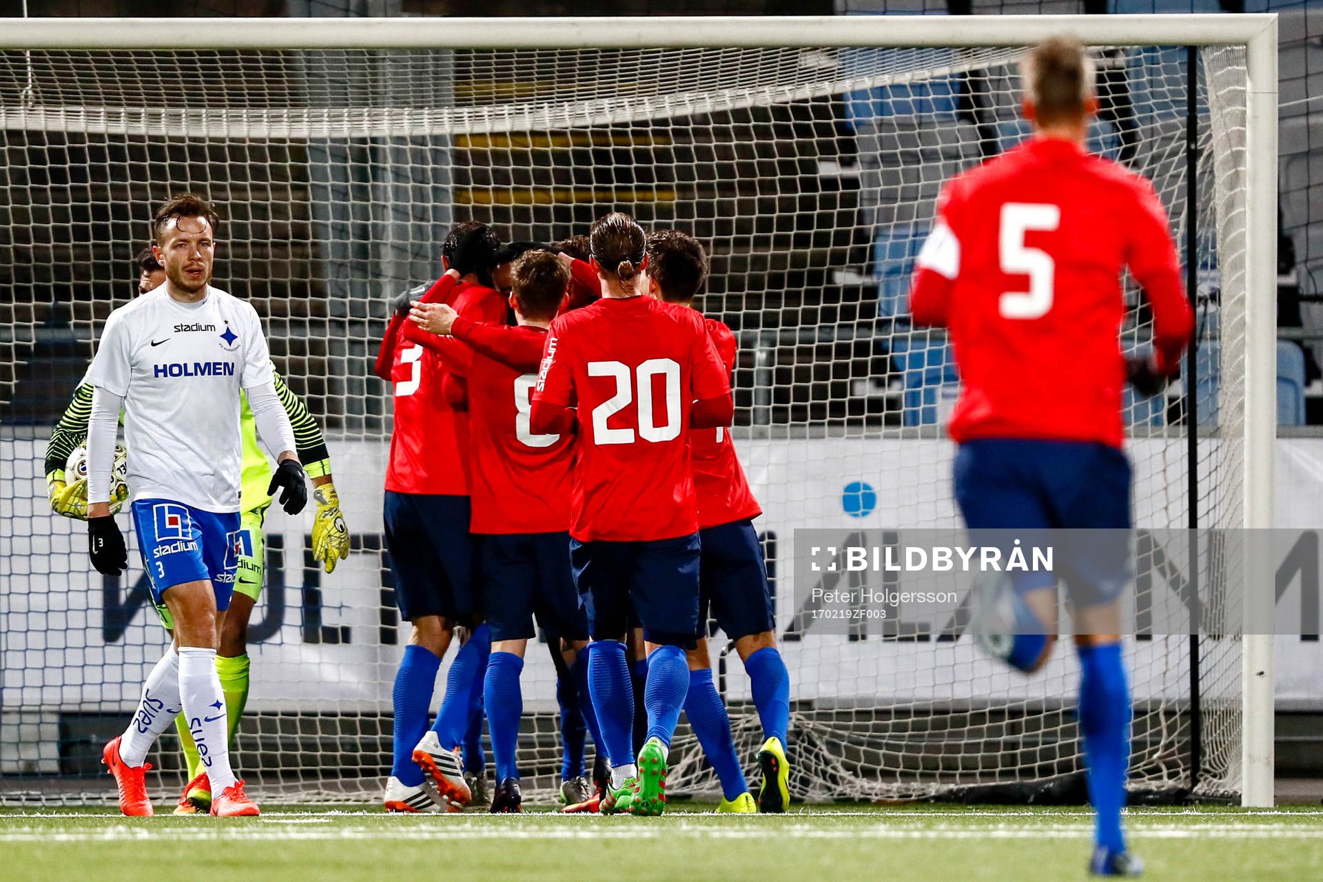Örgrytes David Johansson jublar med lagkamrater