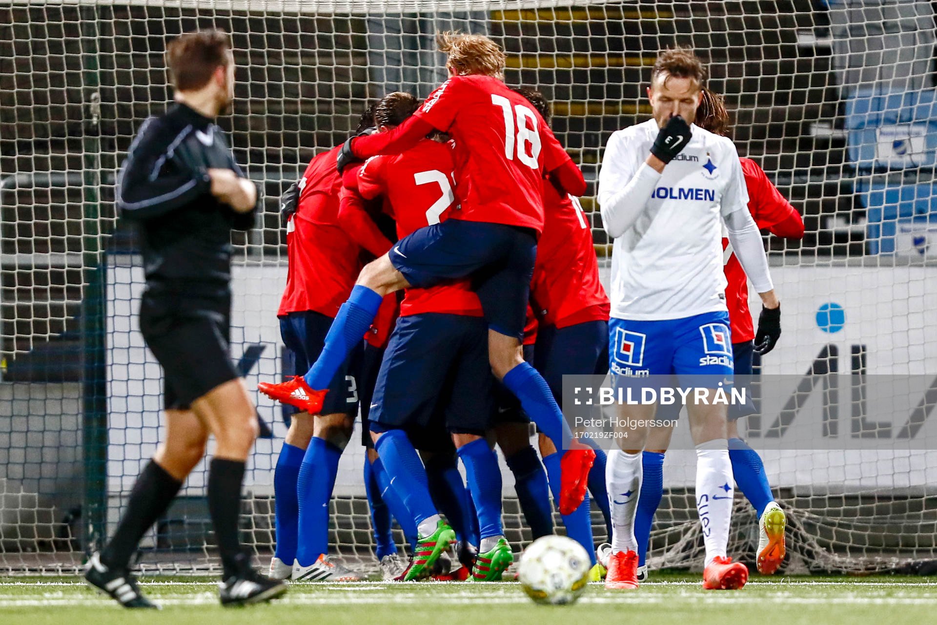 Örgrytes David Johansson jublar med lagkamrater