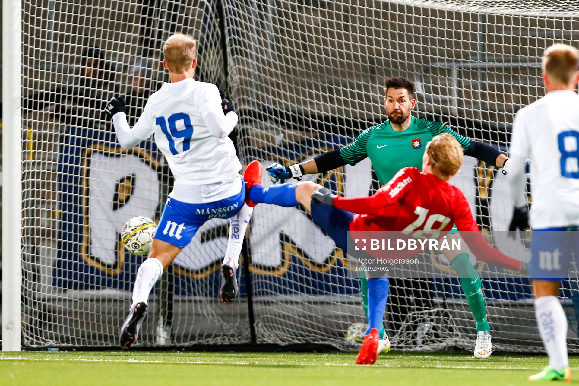 Norrköpings Sebastian Andersson har en målchans framför
