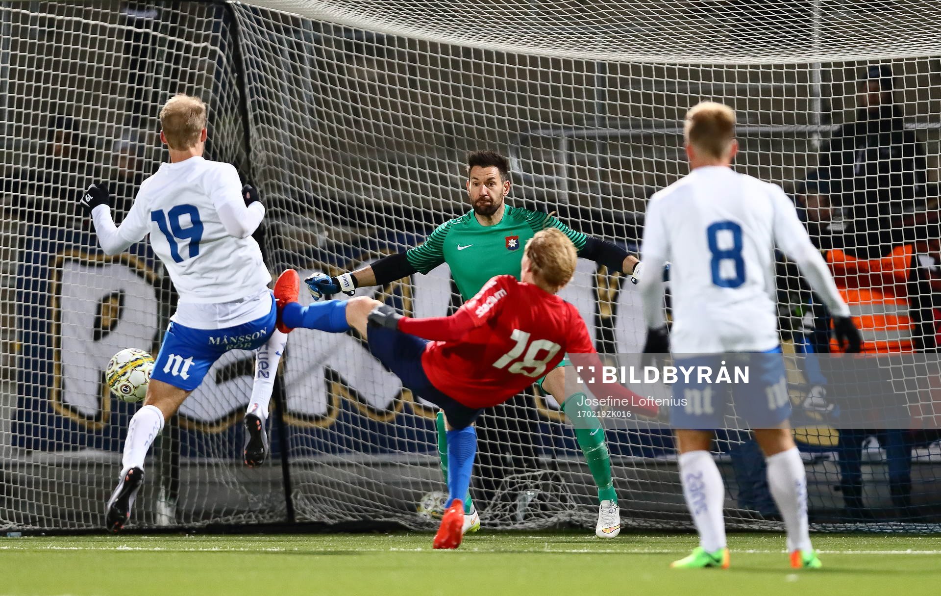 Örgrytes målvakt Stojan Lukic i målchans av Norrköpings