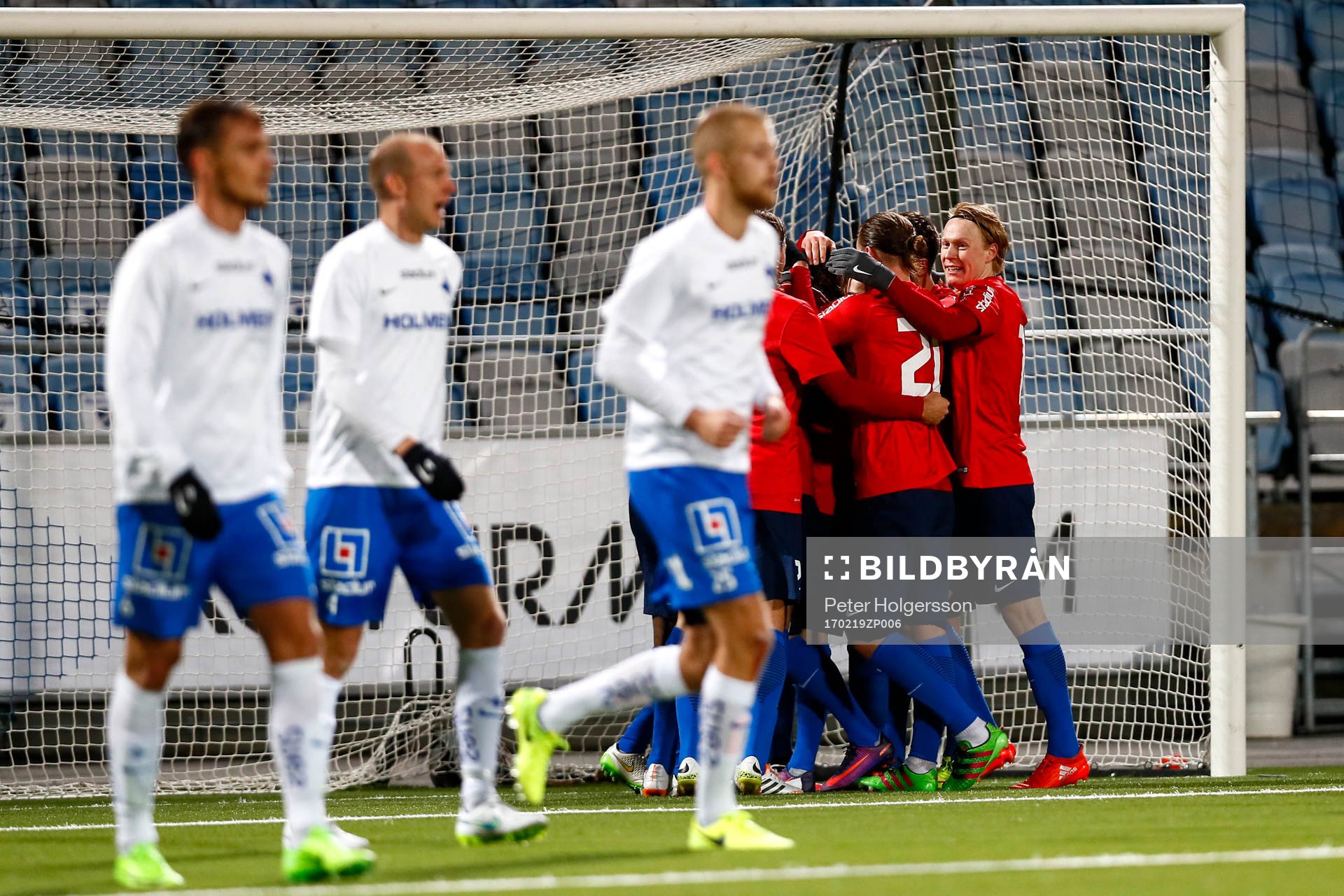 Örgrytes David Johansson jublar med lagkamrater