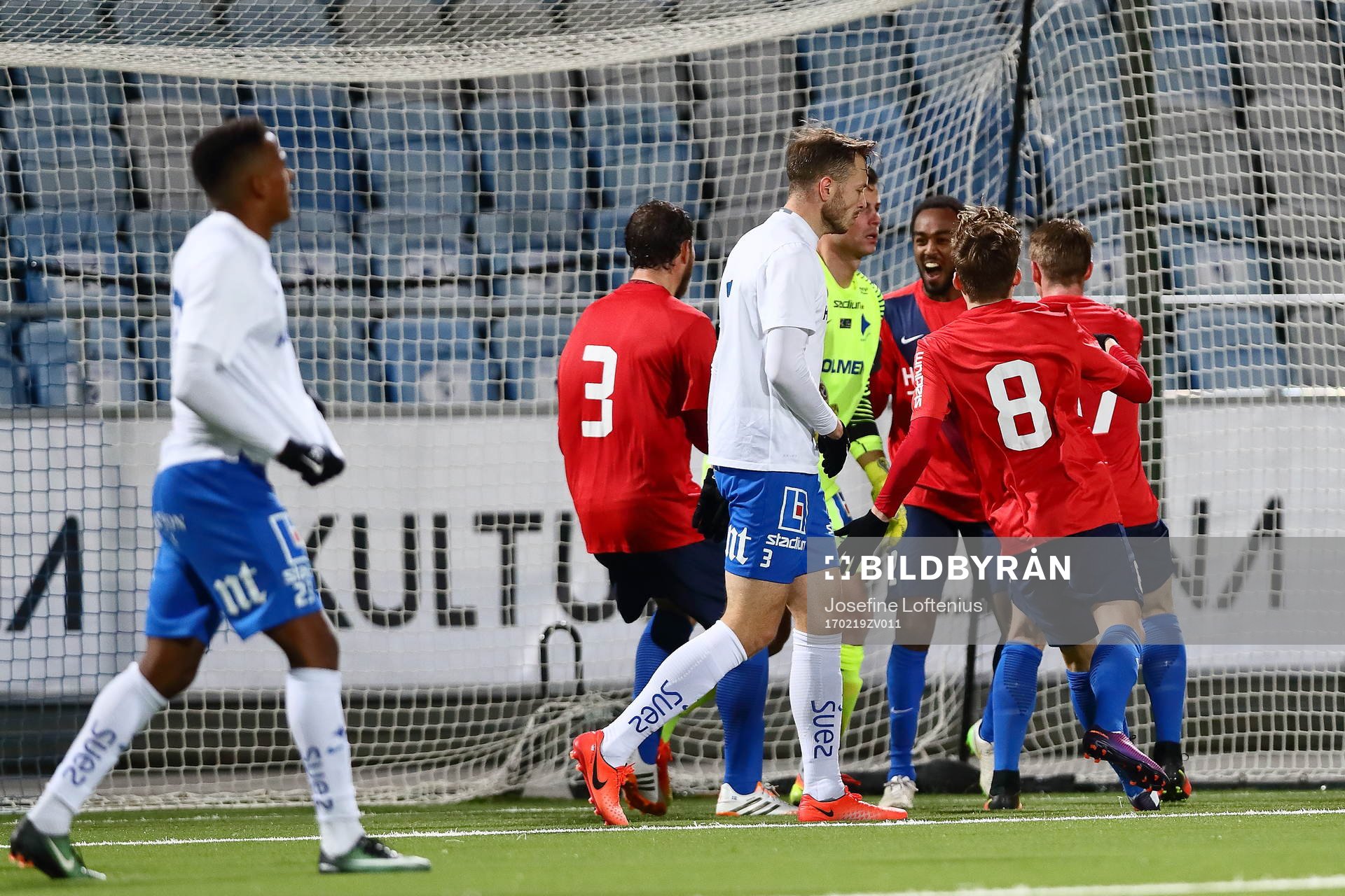 Örgrytes David Johansson jublar med sina medspelare