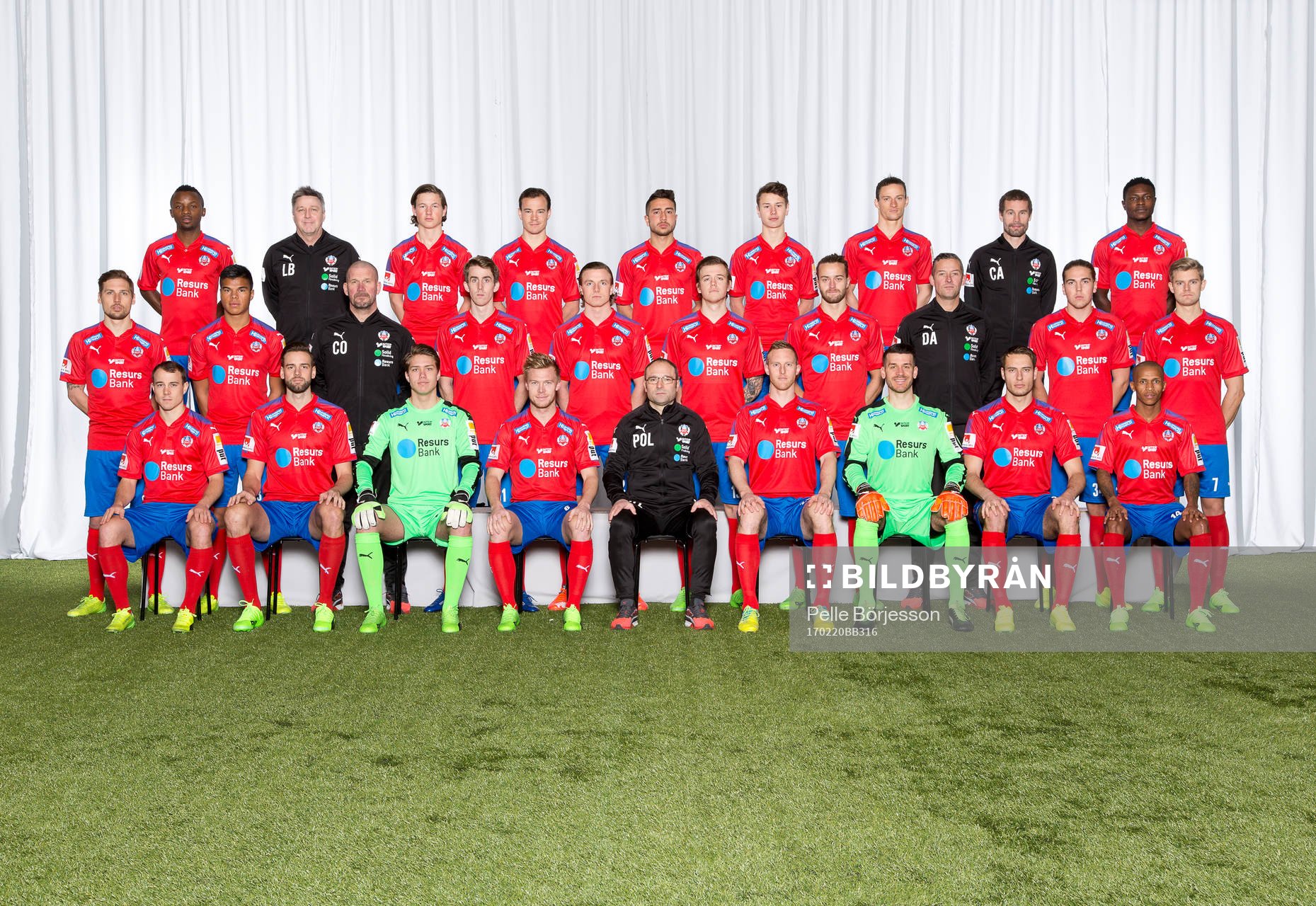 Helsingborg poserar för en lagbild den 20 februari 2017 i Helsingborg. Bakre ledet fr. v. Monday Samuel, materialförvaltare Lino Boriero, Max Svensson, Anton Wede, Moustafa Zeidan, Alex Timossi-Andersson, Jesper Lange, assisterande tränare Christoffer Andersson, Oke Akpoveta. Mittenledet fr. v. Martin Christensen, Jonathan Larsson, fystränare Christer Olsson, Adam Eriksson, Carl Johansson, Alexander Achinioti-Jönsson, Jonatan Olsson, målvaktstränare Daniel Andersson, Charlie Weberg, Viktor Ljung. Sittande fr. v. Calle Wede, Mikael Dahlberg, Kalle Joelsson, Andreas Landgren, tränare Per-Ola Ljung, Peter Larsson, Matt Pyzdrowski, Frederik Helstup-Jensen, Bradley Surprise Ralani.