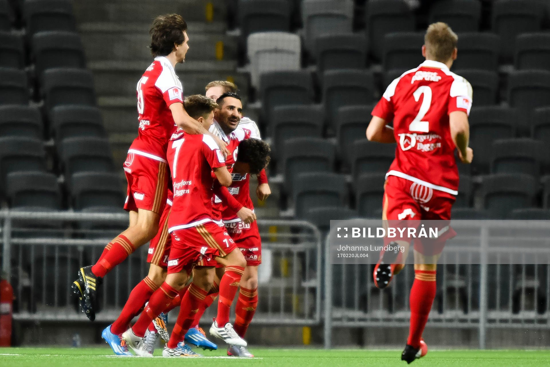 Degerfors spelare jublar efter 0-1 av Shpetim Hasani under fotbollsmatchen i Svenska Cupen mellan Djurgården och Degerfors den 20 februari 2017 i Stockholm.