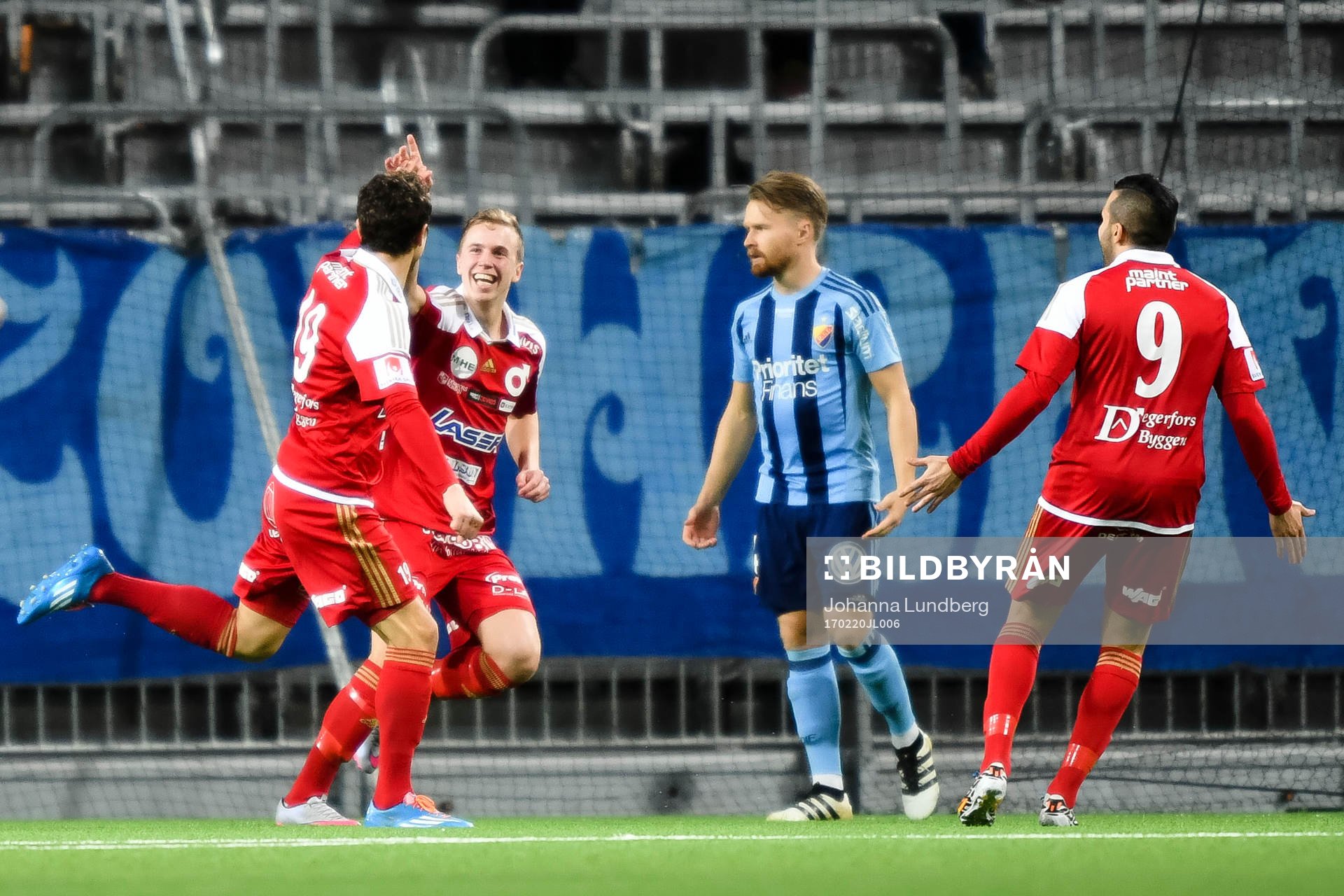 Degerfors spelare jublar efter 0-1 av Shpetim Hasani under fotbollsmatchen i Svenska Cupen mellan Djurgården och Degerfors den 20 februari 2017 i Stockholm.