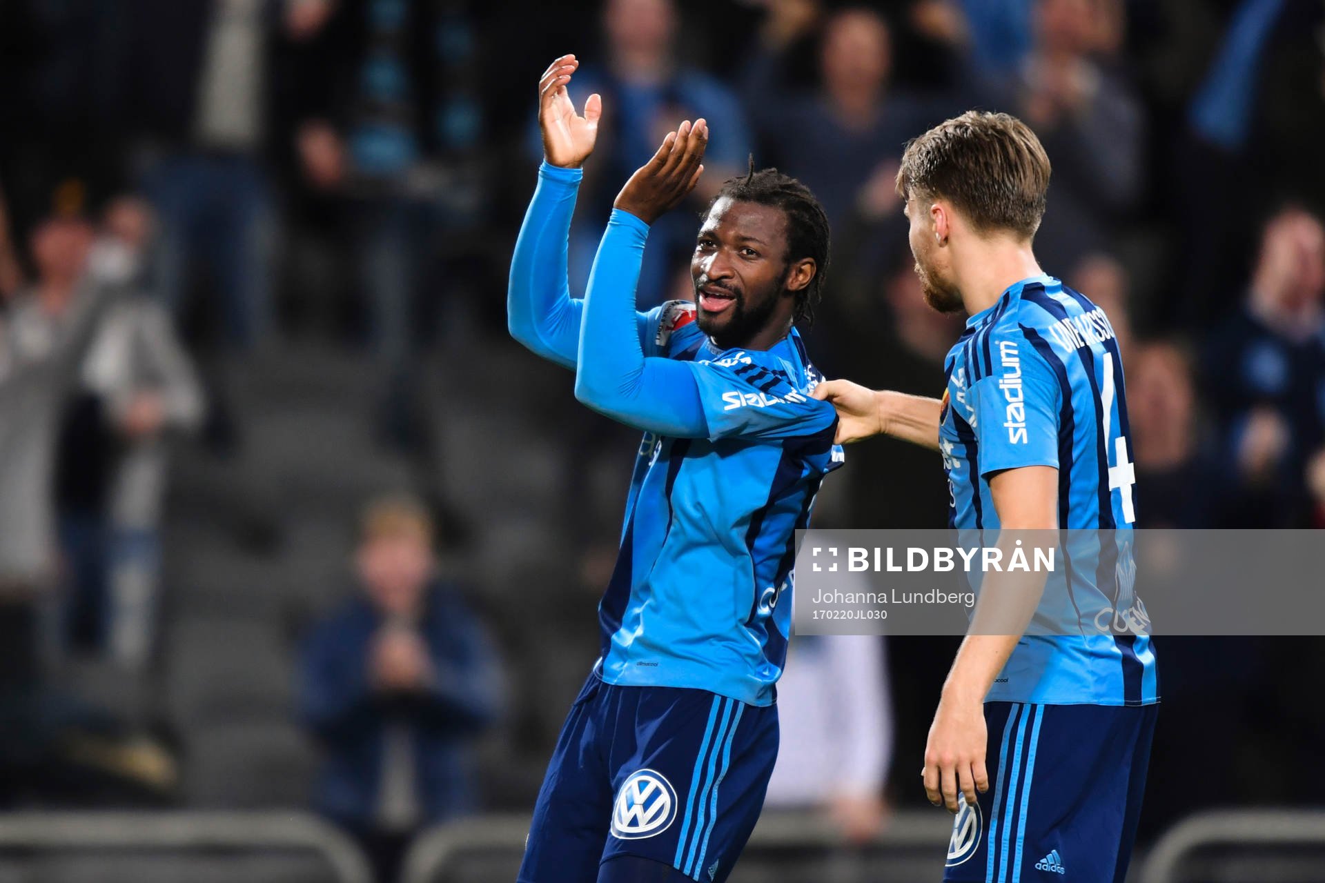 Djurgårdens Amadou Jawo och Jacob Une Larsson mellan