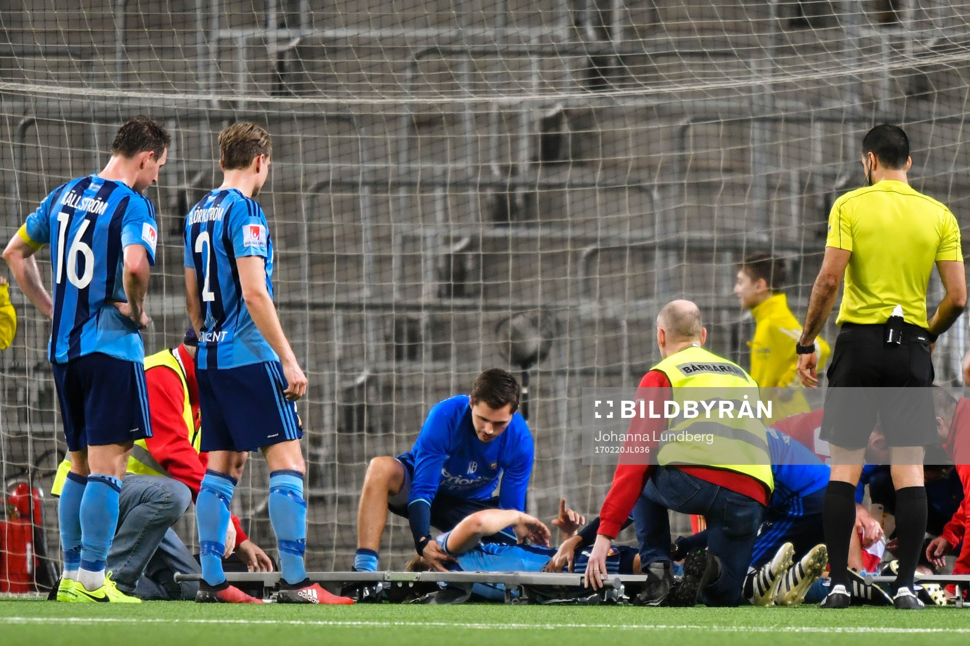 Djurgårdens Jacob Une Larsson tvingas lämna planen på