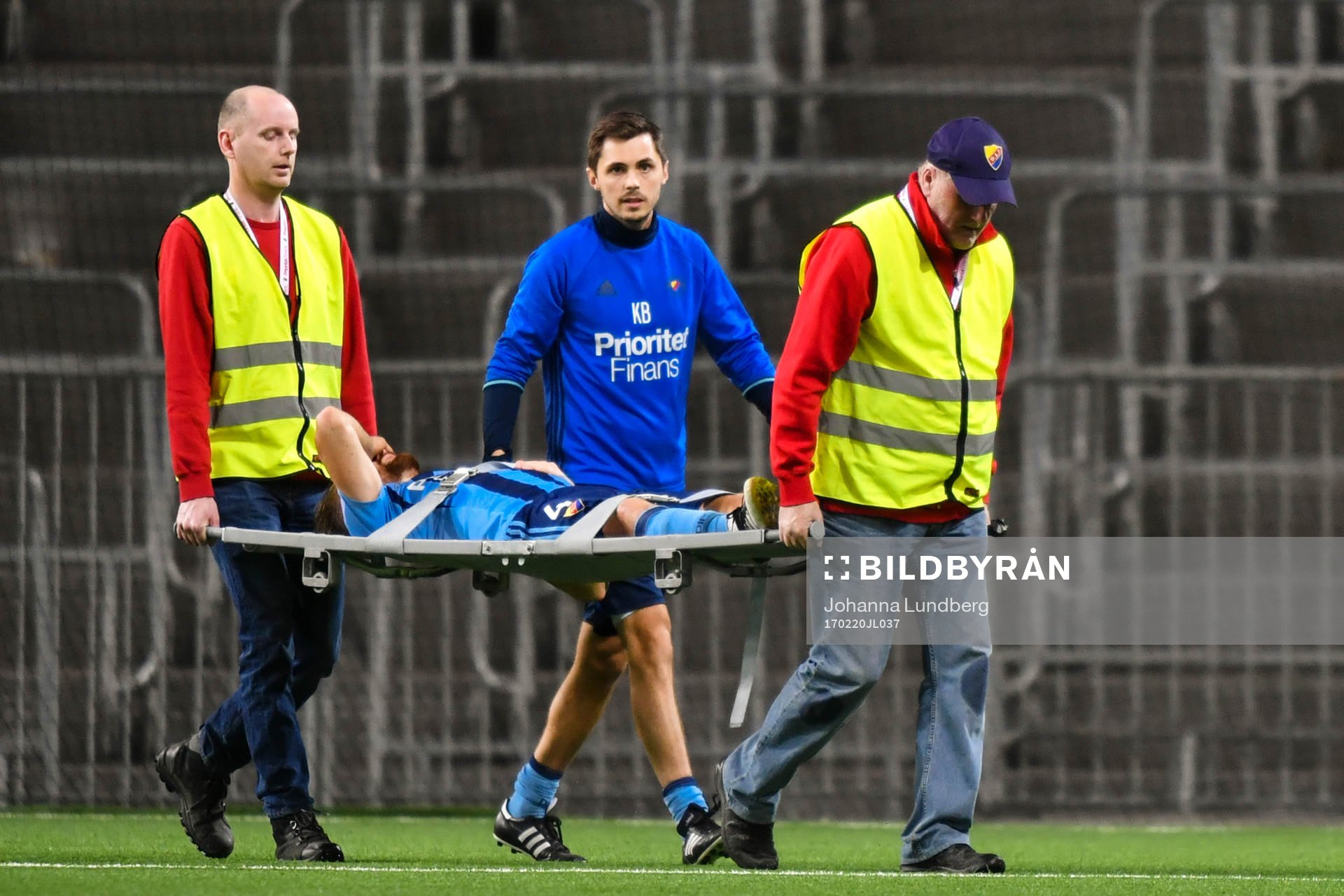 Djurgårdens Jacob Une Larsson tvingas lämna planen på