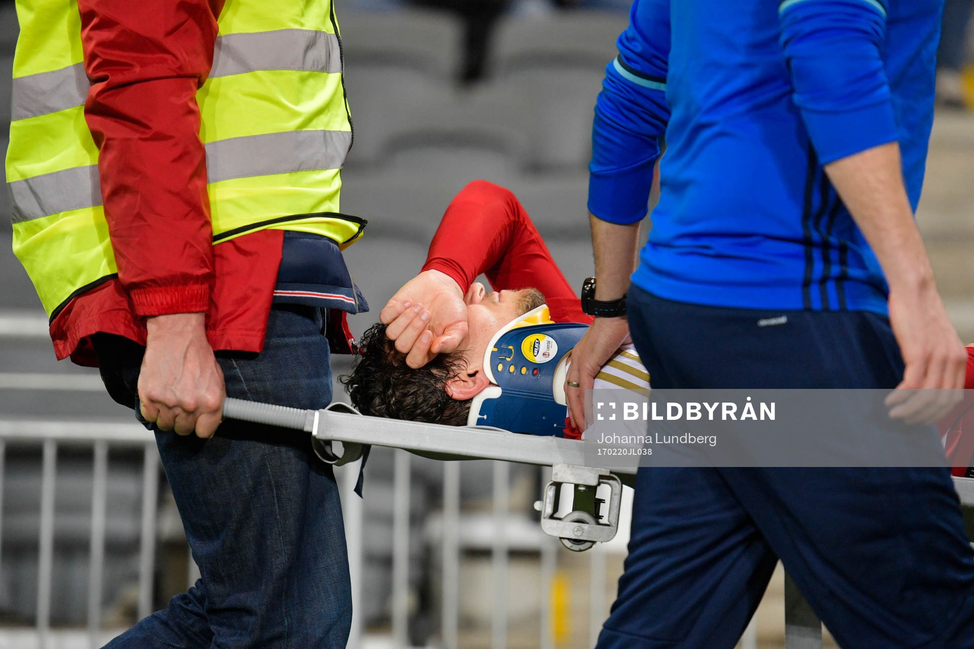 Degerfors Shpetim Hasani tvingas lämna planen på bår