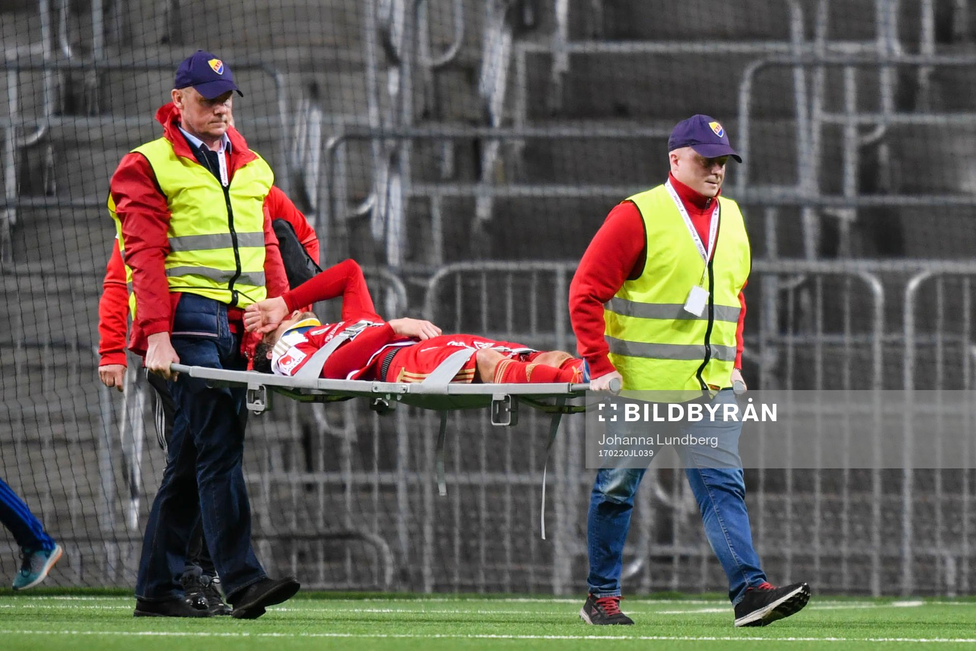 Degerfors Shpetim Hasani tvingas lämna planen på bår