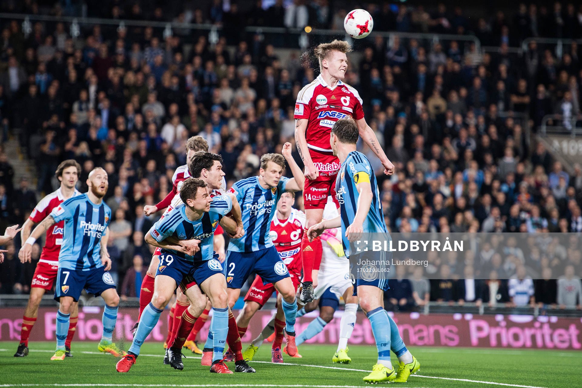 Degerfors Erik Sachs i en nickduell mot Djurgårdens Marcus
