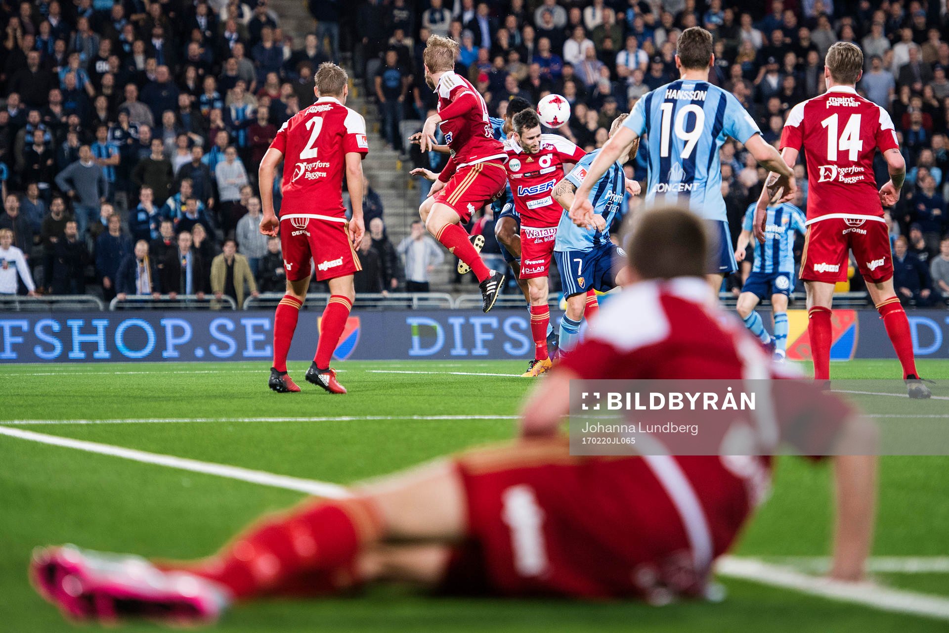 Degerfors Marcus De Bruin i en nickduell, i förgrunden spelare med kramp, under fotbollsmatchen i Svenska Cupen mellan Djurgården och Degerfors den 20 februari 2017 i Stockholm.