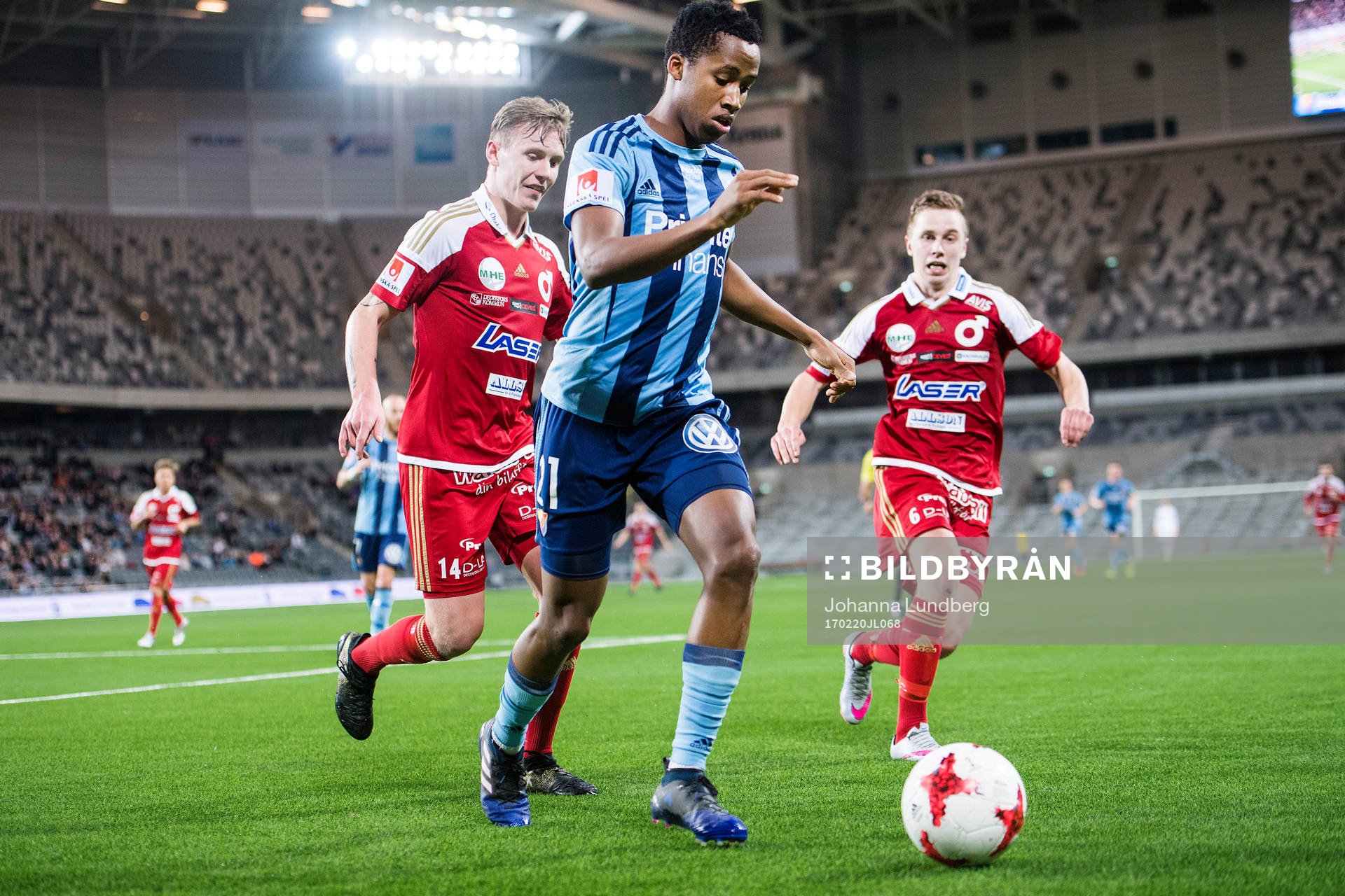 Djurgårdens Mihlali Mabhuti Mayambela tar sig förbi