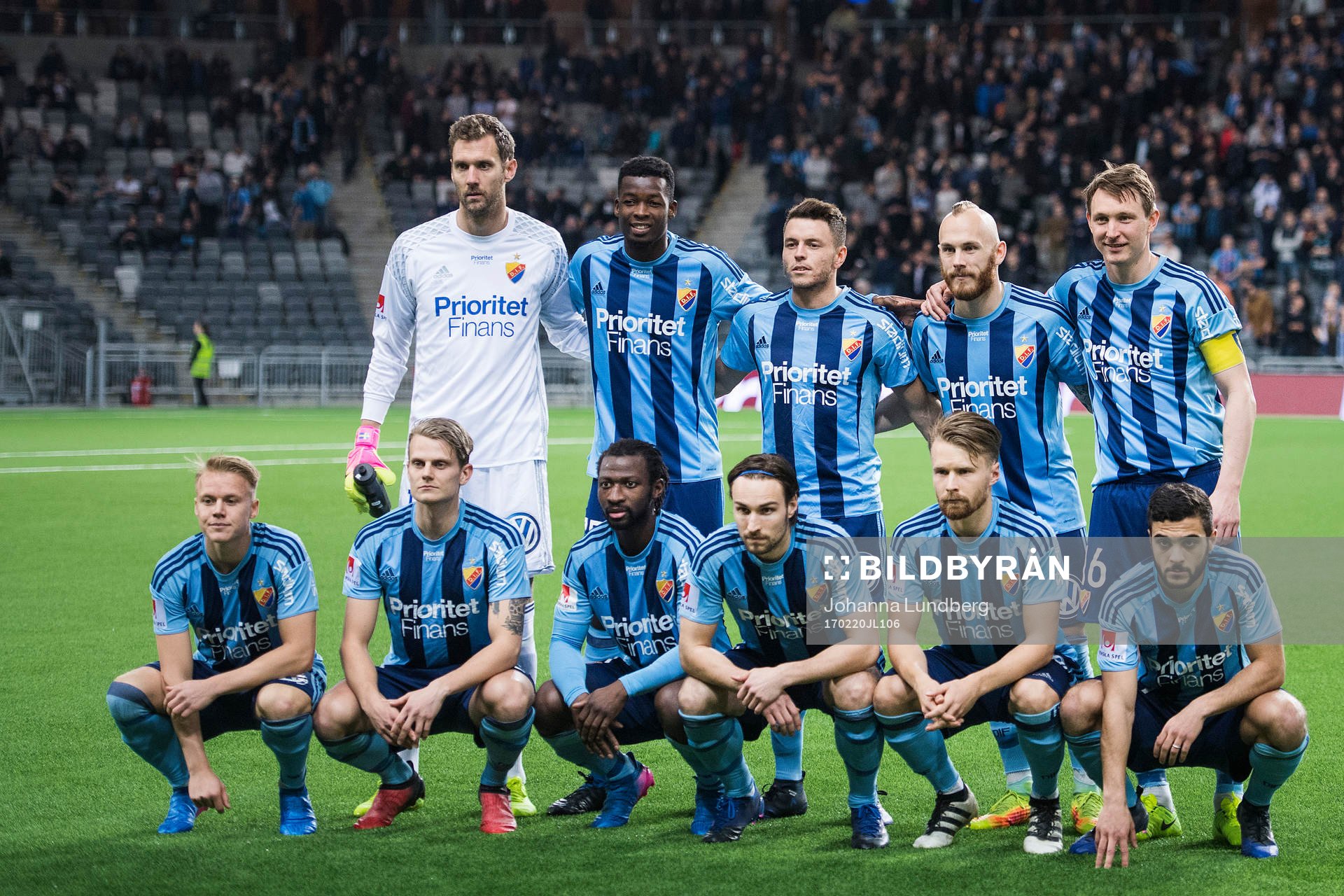 i170220 Djurgårdens spelare står uppställda för en