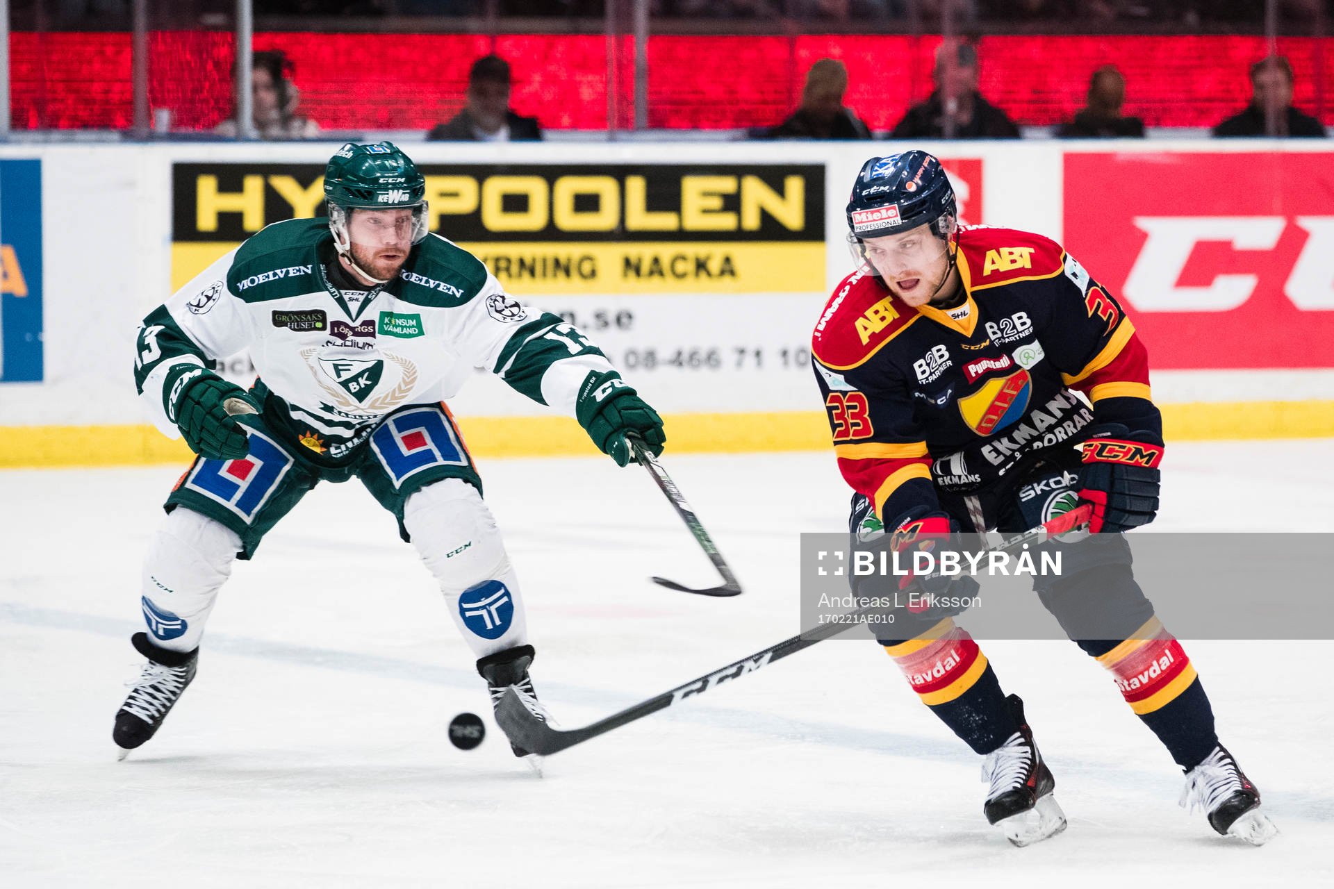 Färjestads Linus Persson i kamp om pucken med Djurgårdens