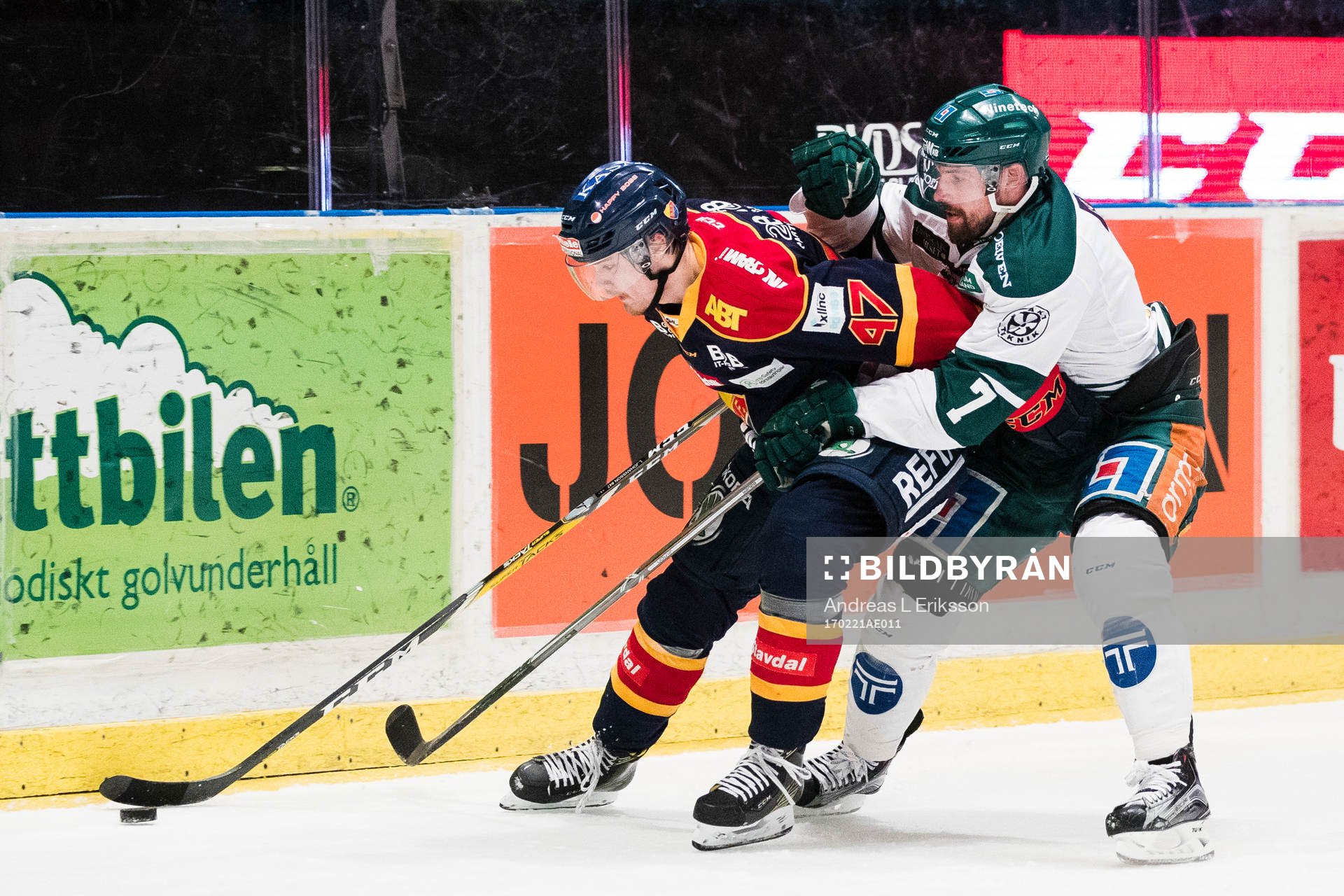 Djurgårdens Linus Johansson i kamp om pucken med