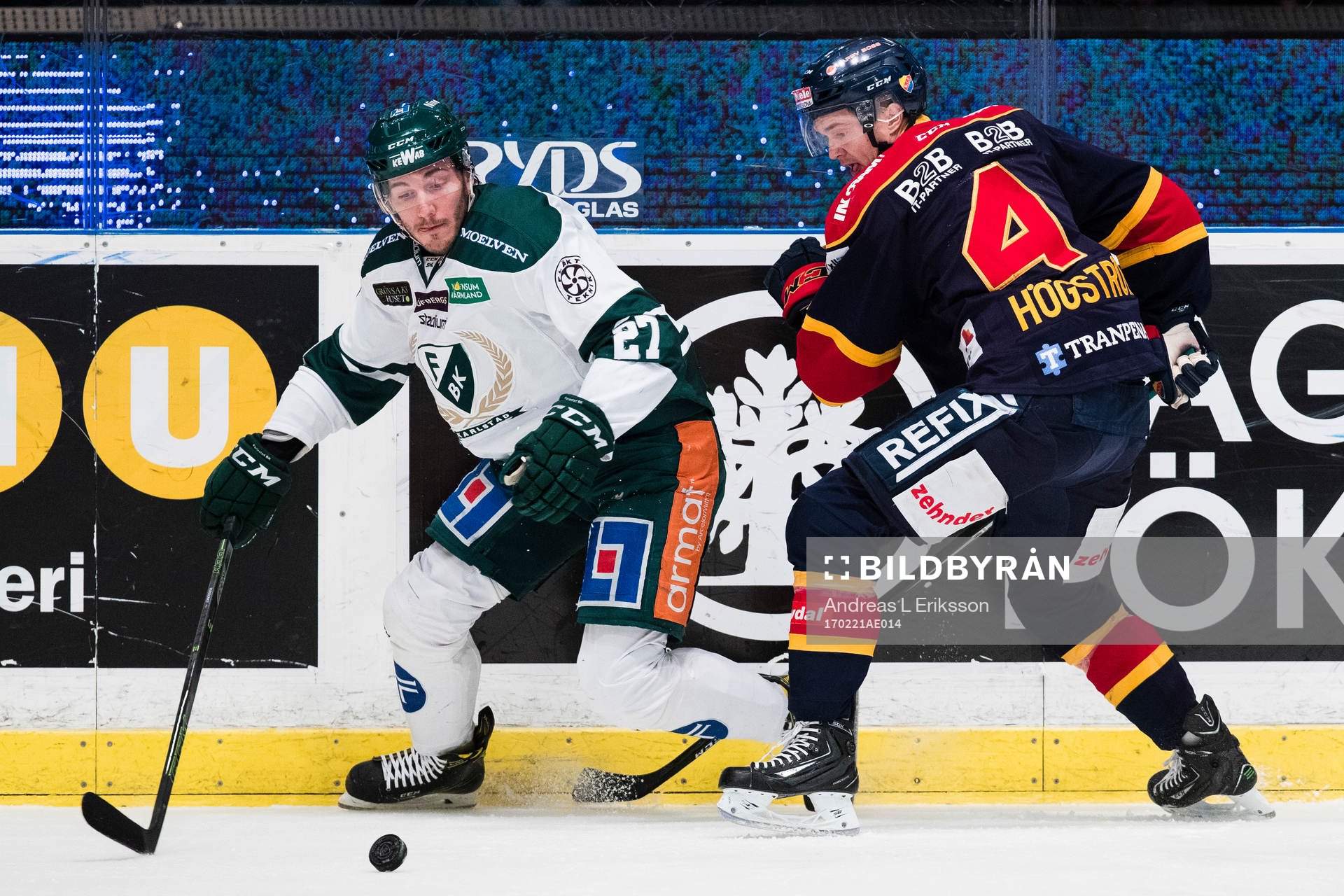 Färjestads John Persson i kamp om pucken med Djurgårdens