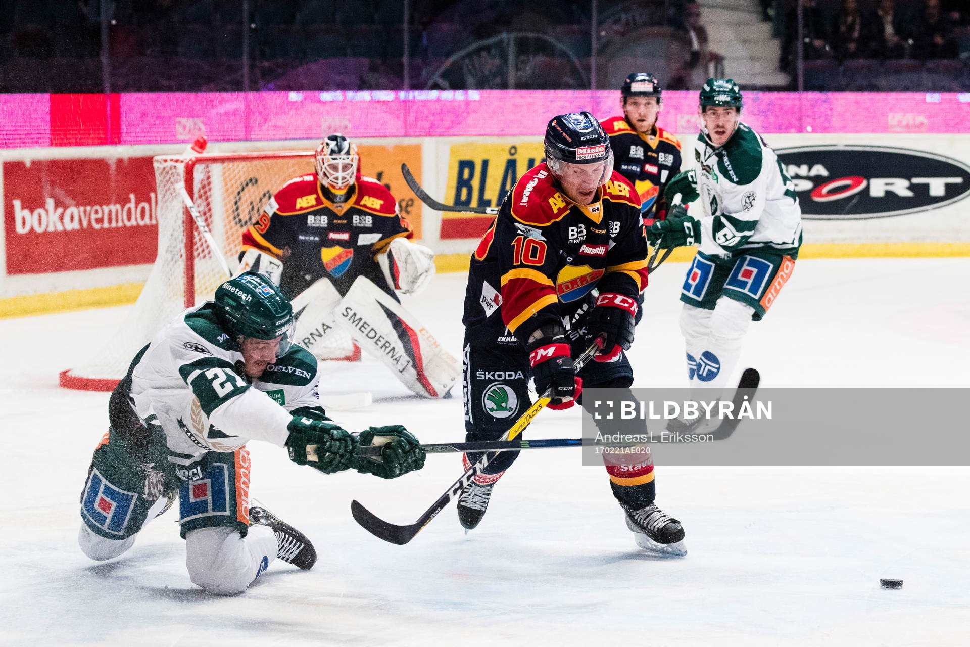 Färjestads John Persson i kamp om pucken med Djurgårdens
