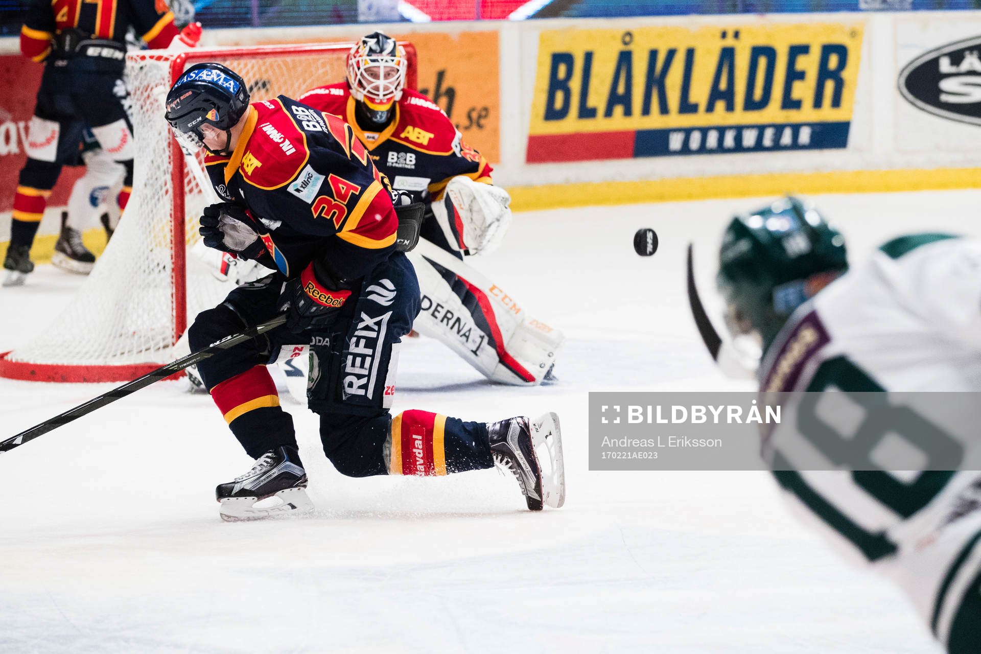Djurgårdens Daniel Brodin täcker ett skott från
