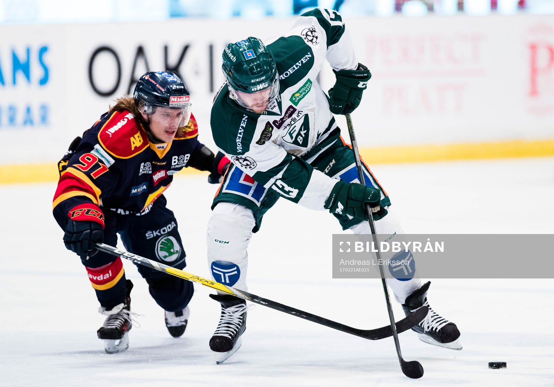 Djurgårdens Axel Jonsson Fjällby i kamp om pucken med