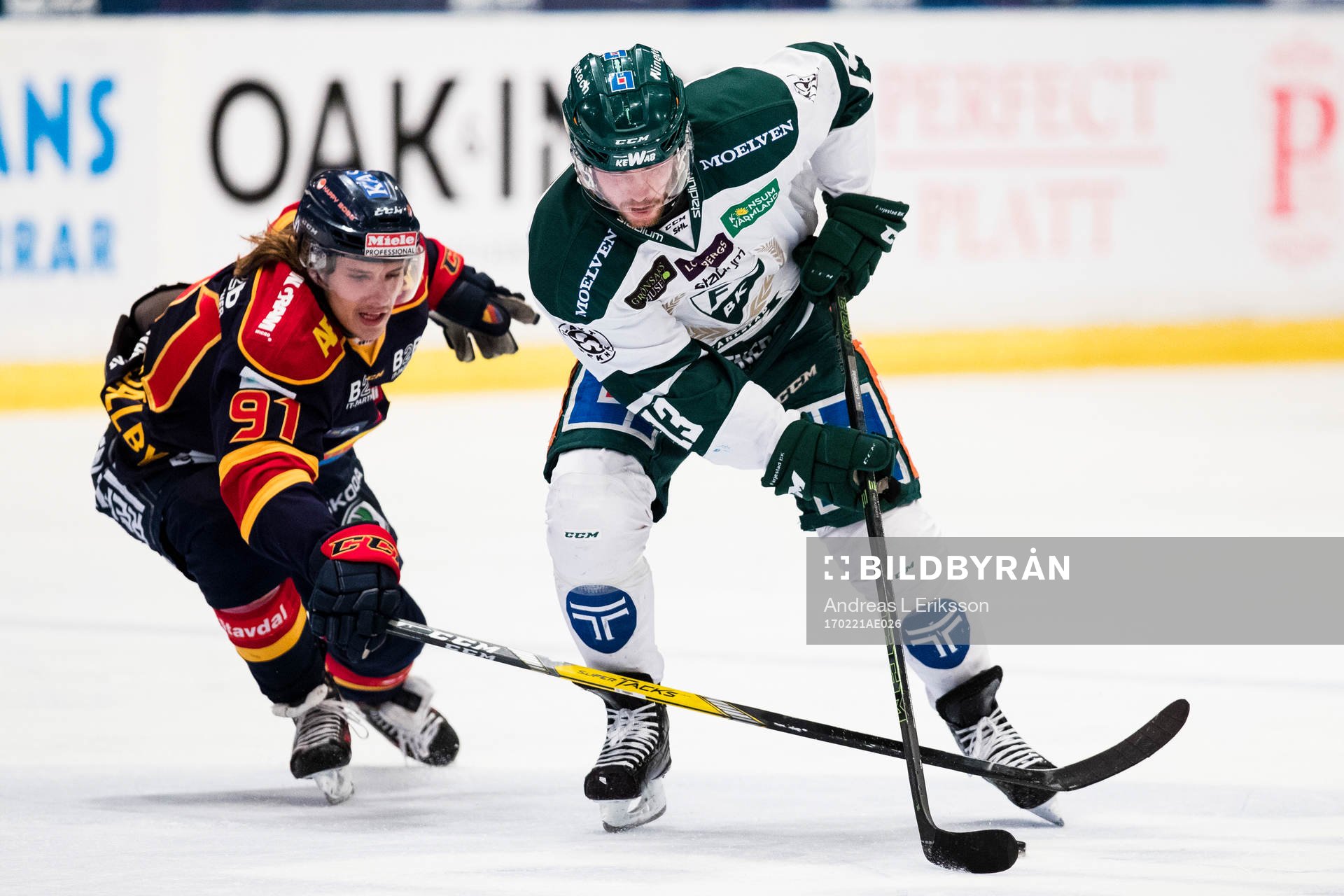 Djurgårdens Axel Jonsson Fjällby i kamp om pucken med