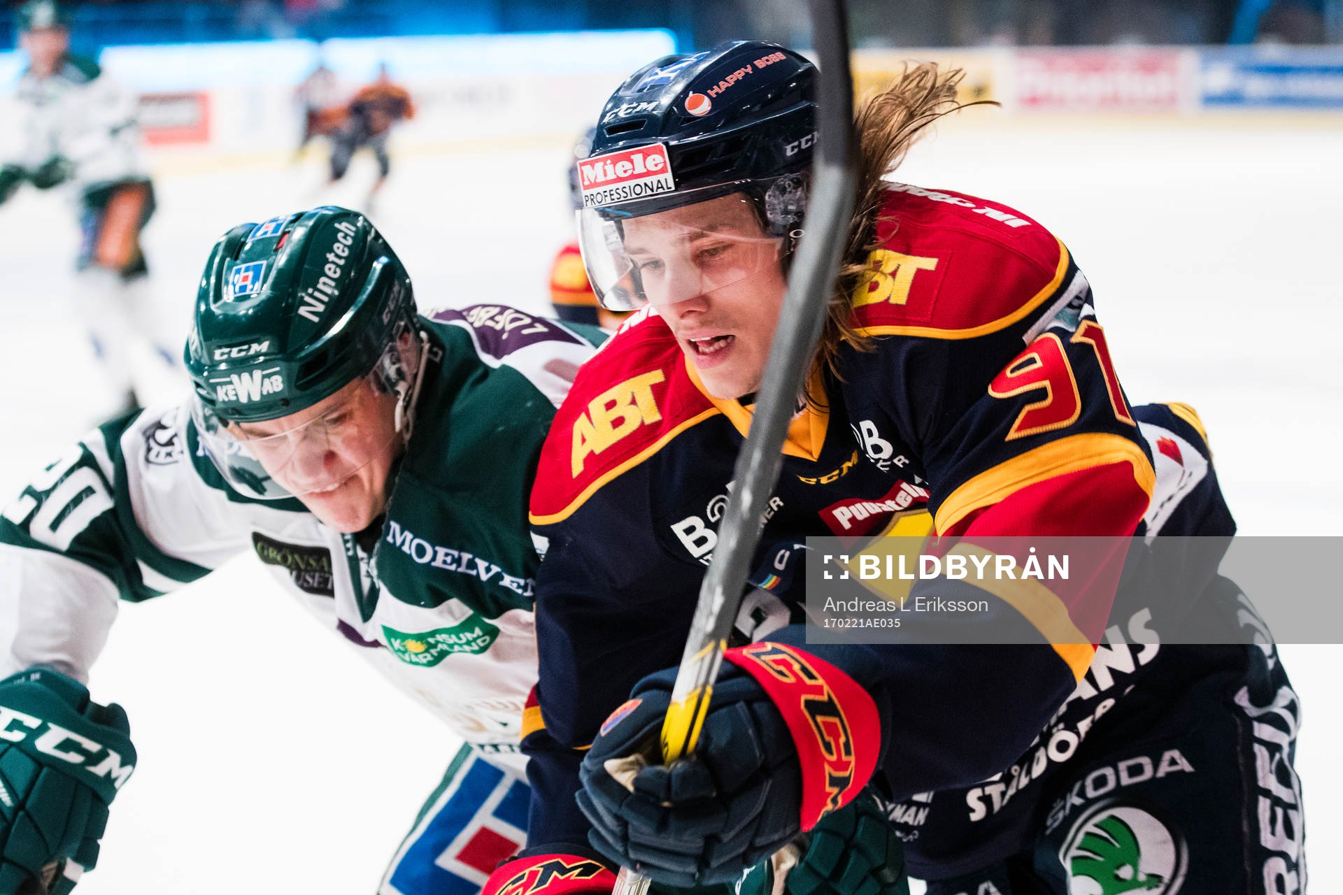 Färjestads Joel Eriksson Ek i en närkamp med Djurgårdens