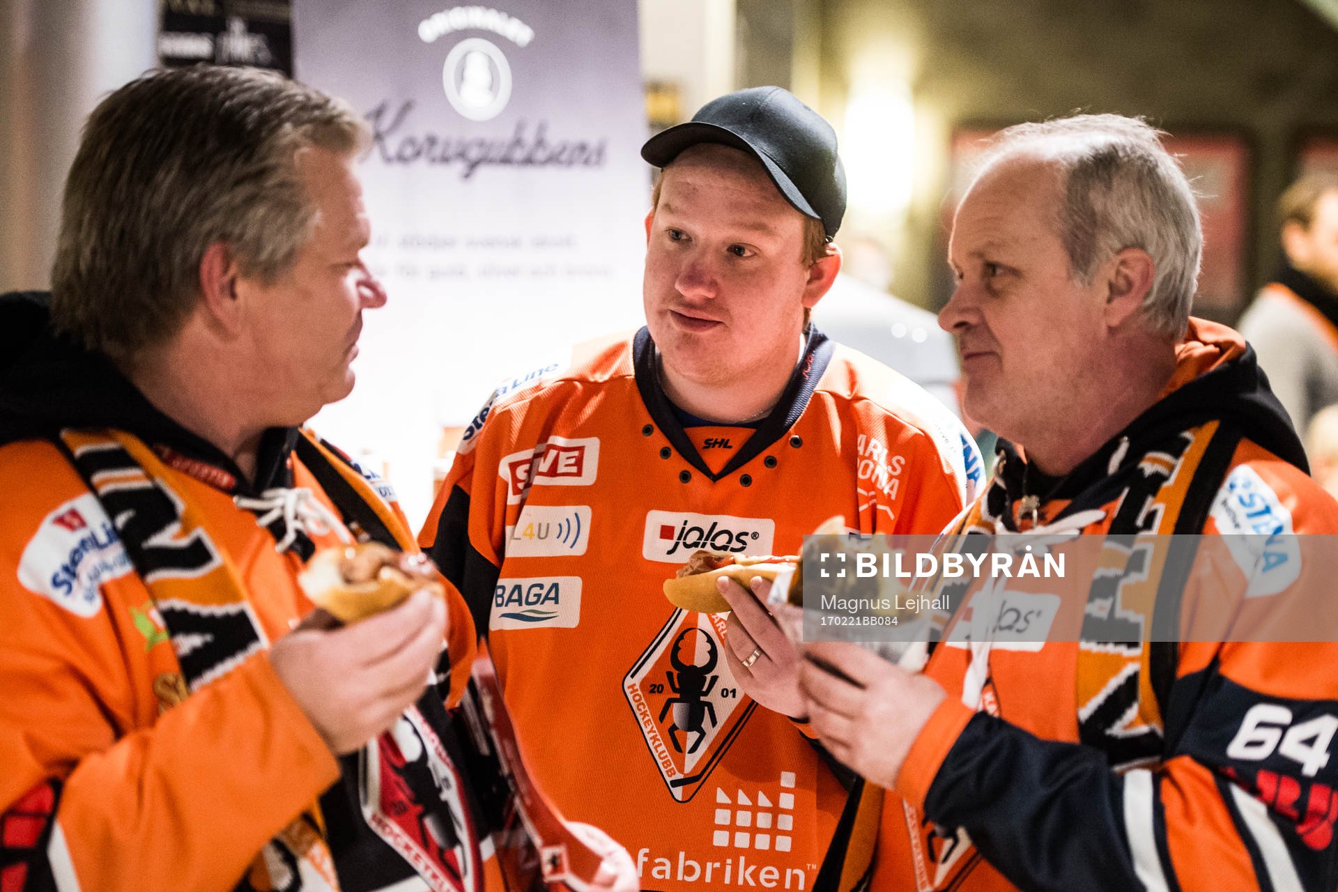 supportrar äter korv innan ishockeymatchen i SHL mellan