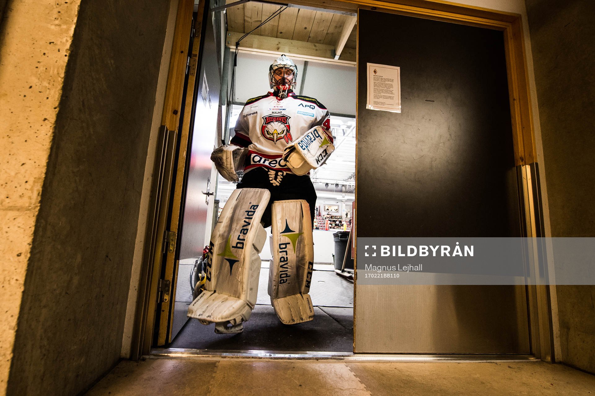 Malmö Redhawks målvakt Cristopher Nihlstorp på väg ut