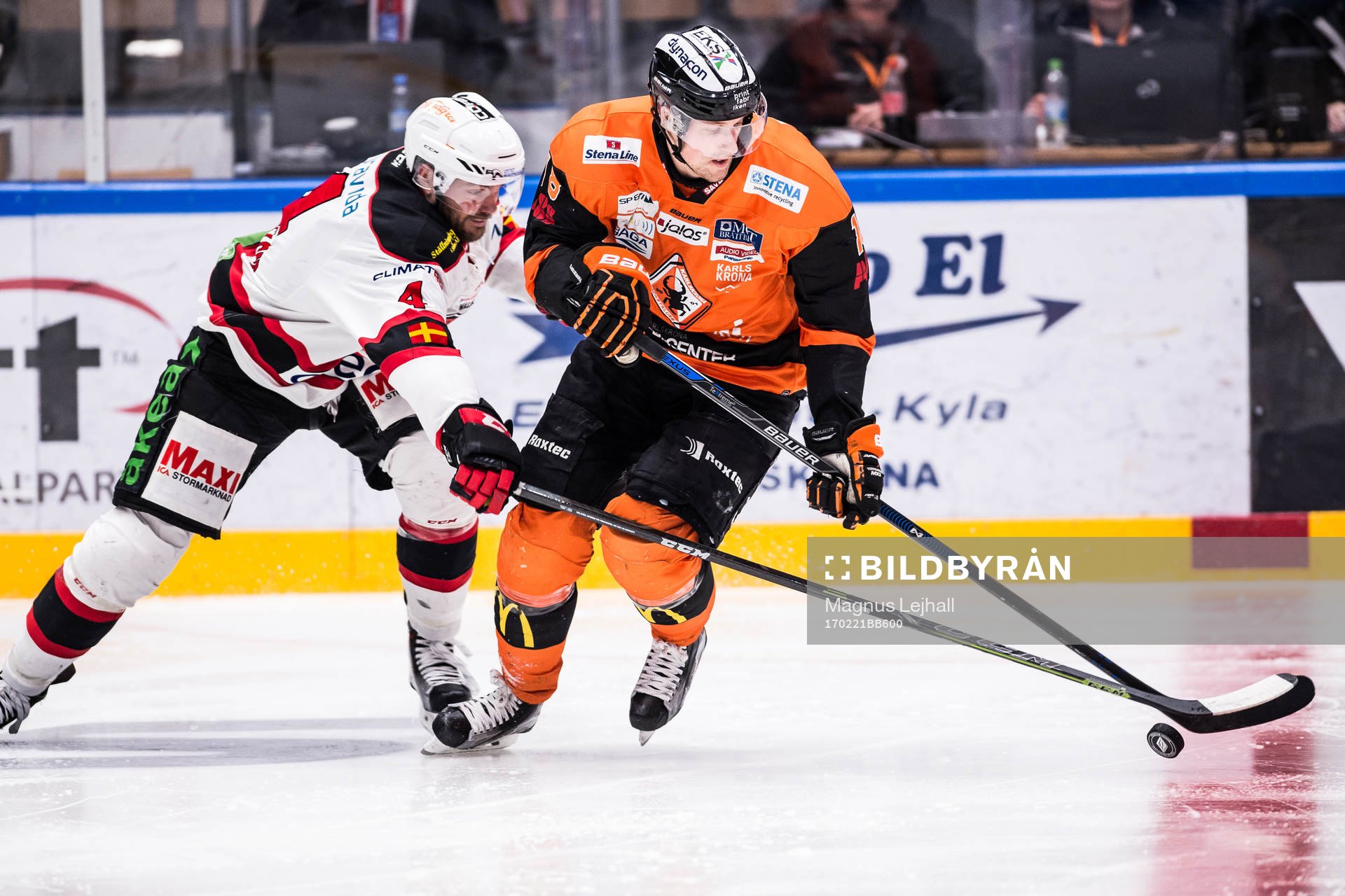 Karlskronas Emil Larsson  och Malmö Redhawks Noah Welch  i