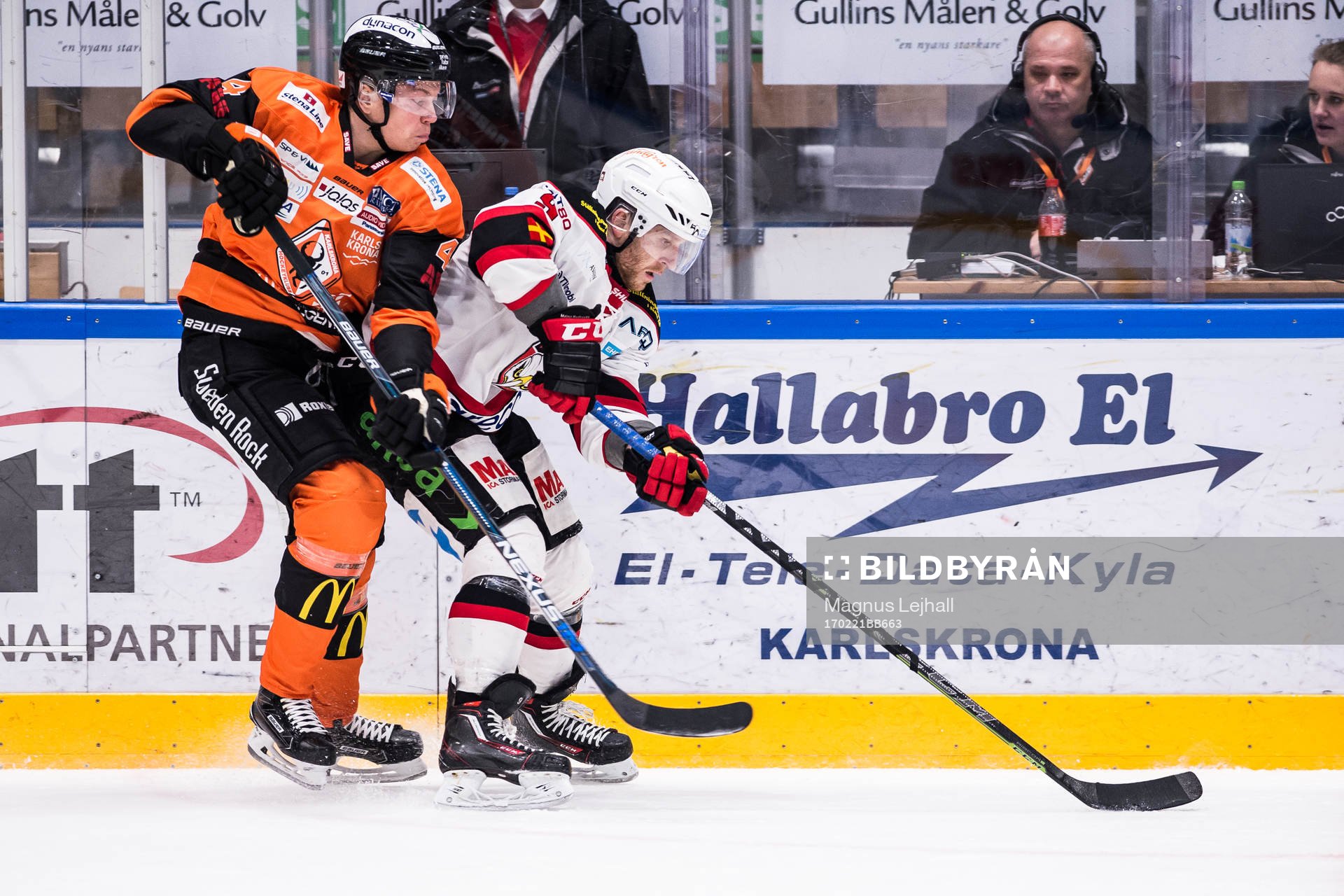 Karlskronas Victor Aronsson  och Malmö Redhawks Frederik