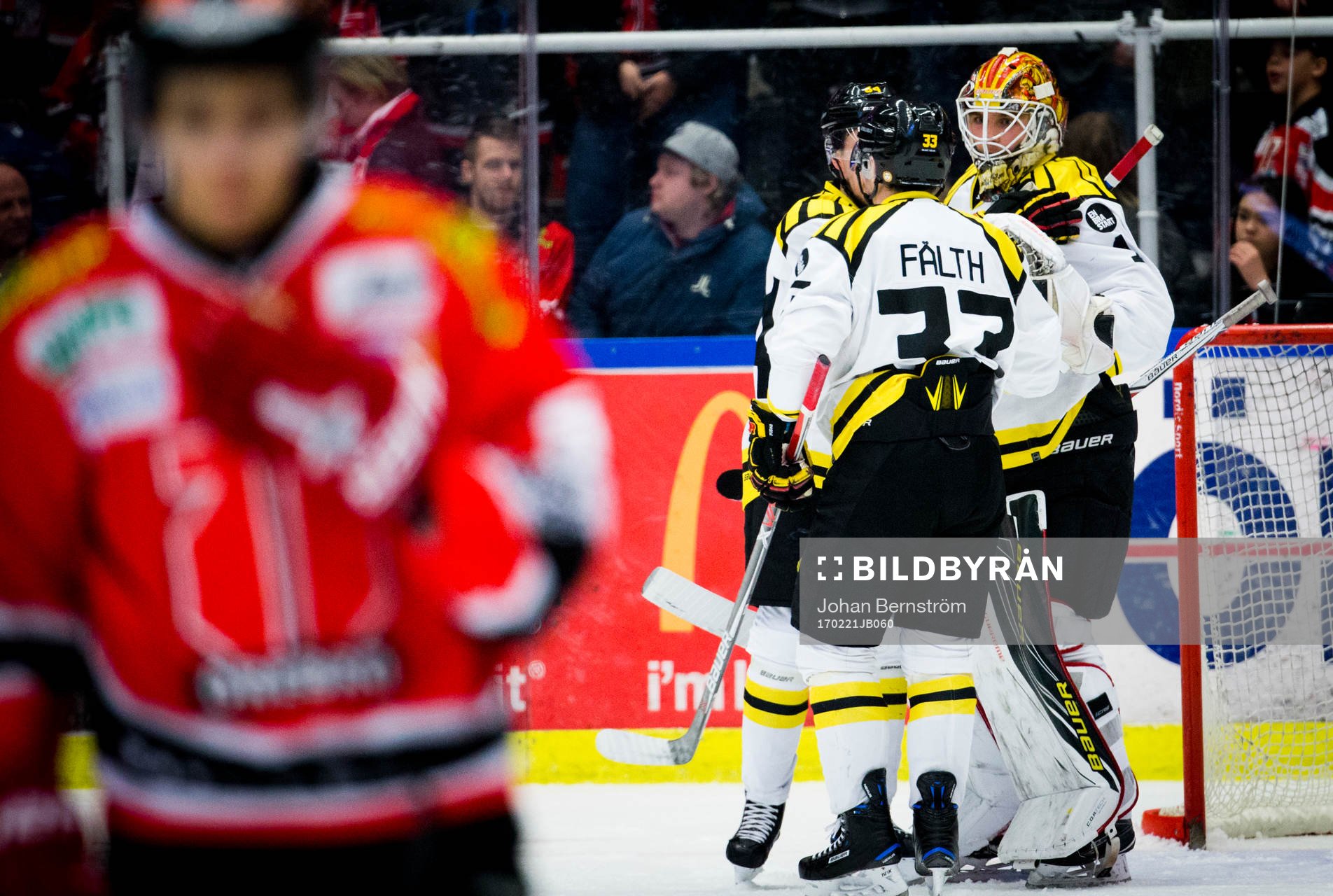 Jubel framför Brynäs målvakt Felix Sandström