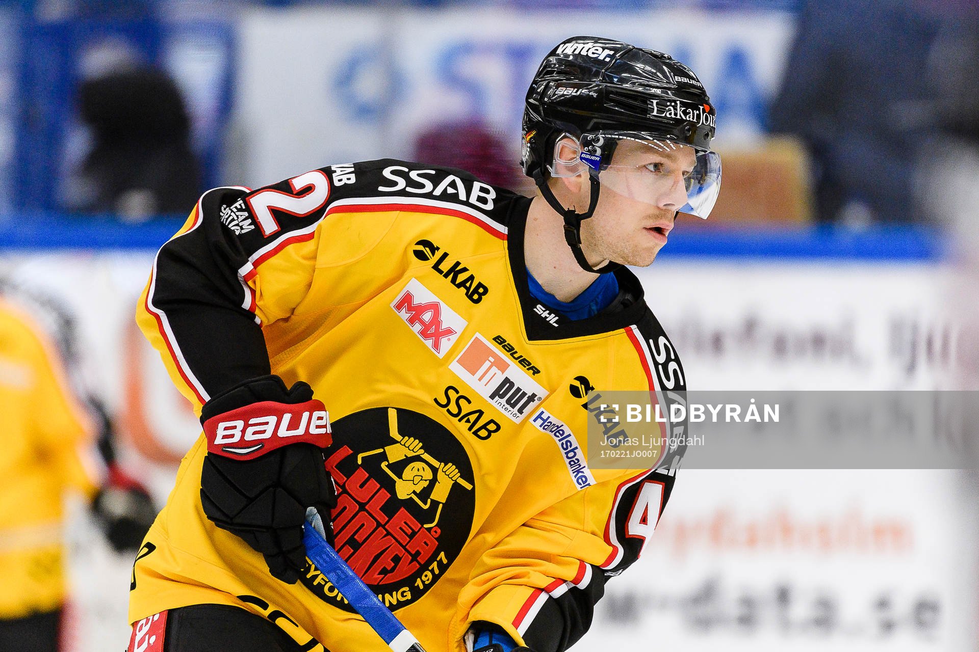 Luleås Joakim Hillding värmer upp före ishockeymatchen i