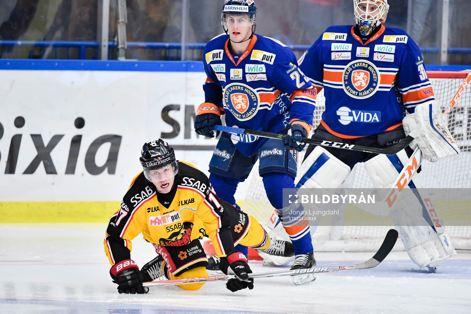 Luleås Andreas Falk framför Växjös Philip Holm och