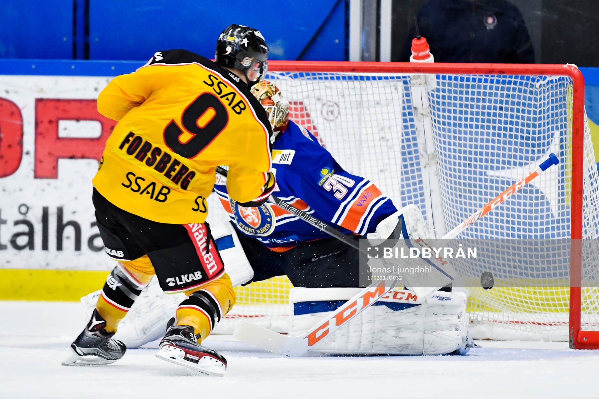 Luleås Johan Forsberg gör 0-1 på straff bakom  Växjös