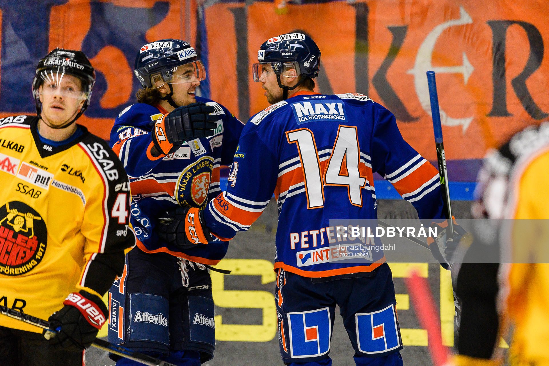 Växjös Adam Brodecki och Växjös Emil Pettersson jublar