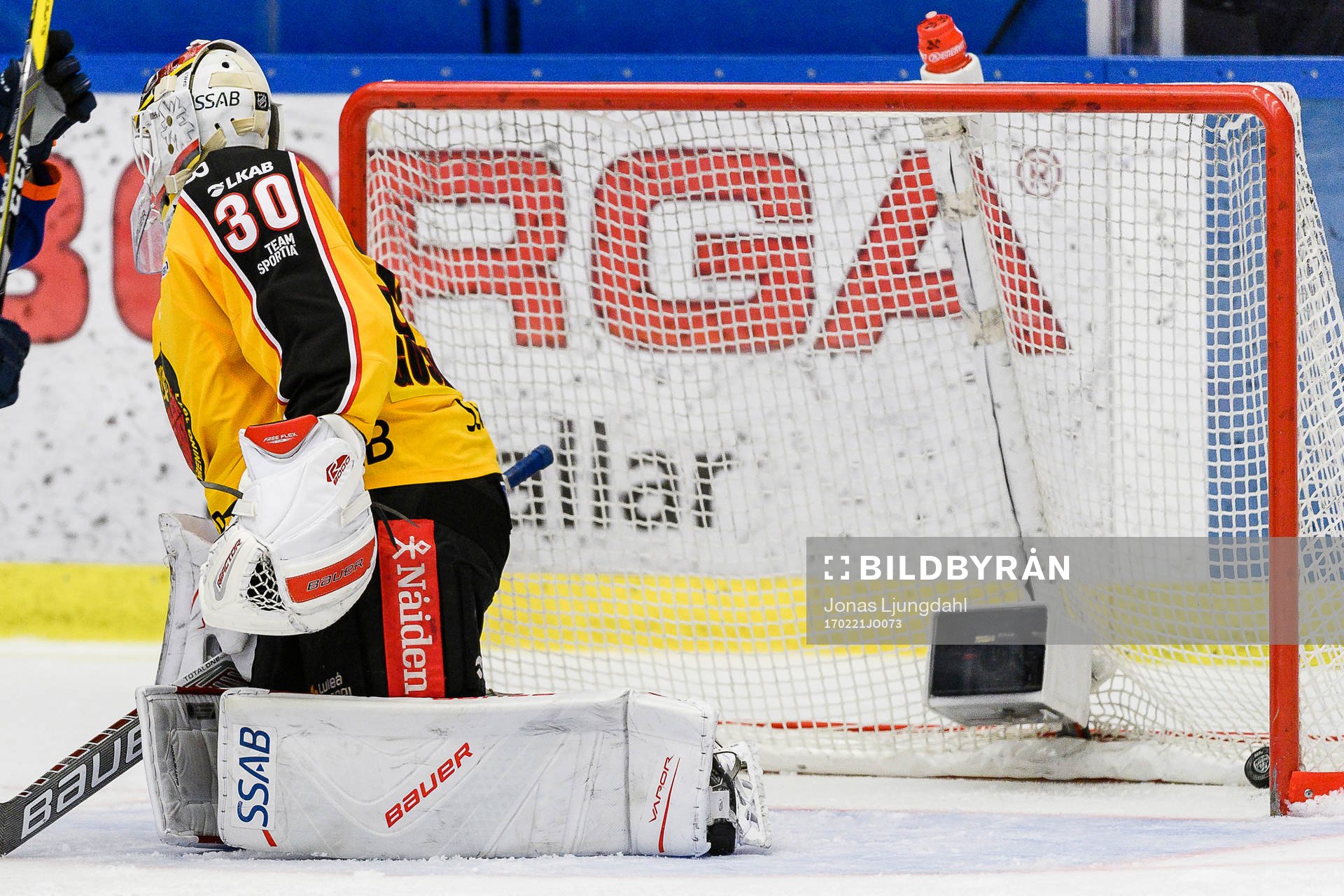 Växjös Olli Palola (ej i bild) skjuter pucken i mål till