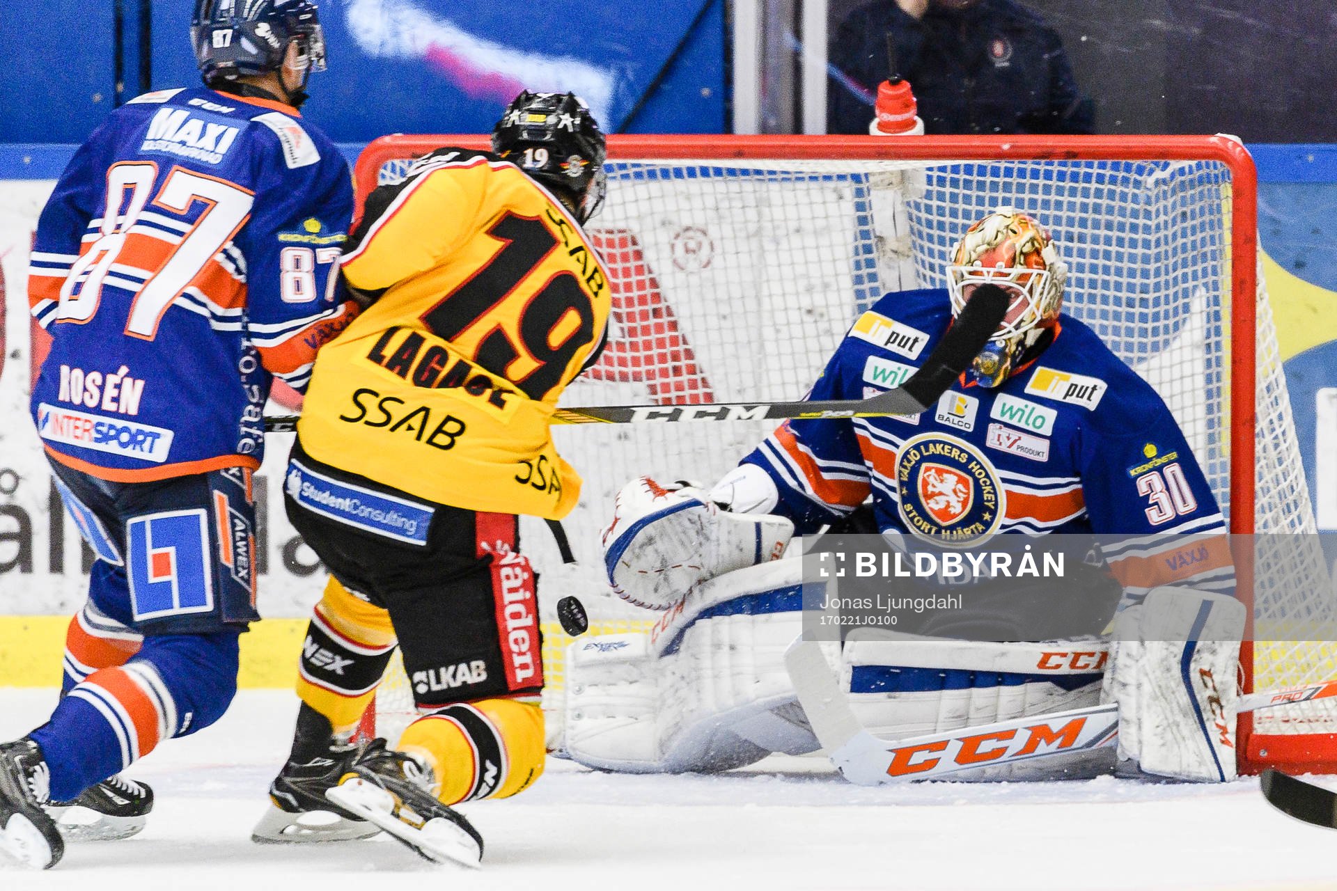 Luleås Jacob Lagacé skjuter pucken i mål till 0-2 bakom