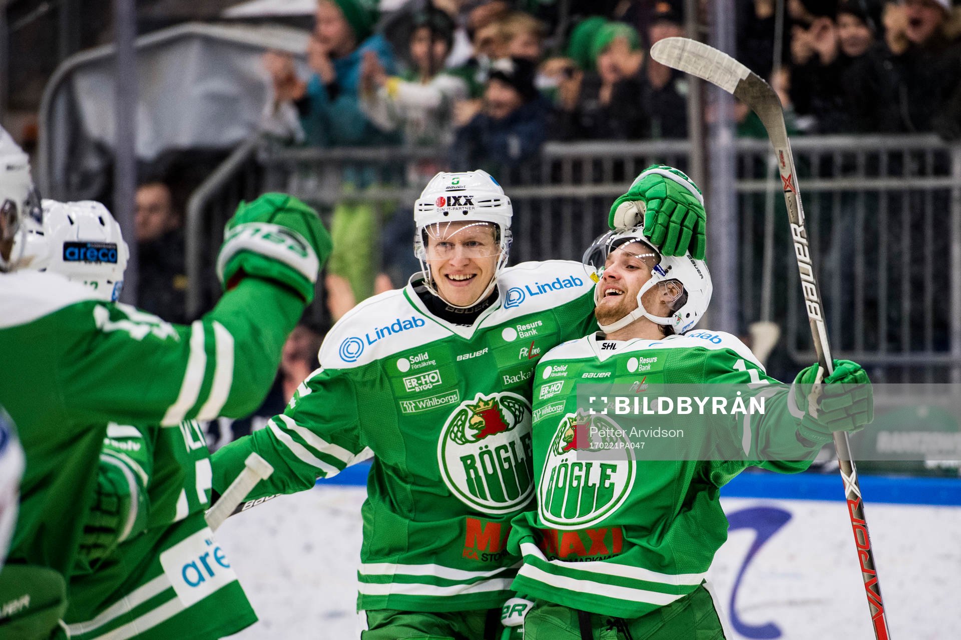 Rögles Simon Ryfors (th) jublar ihop med Alen Bibic