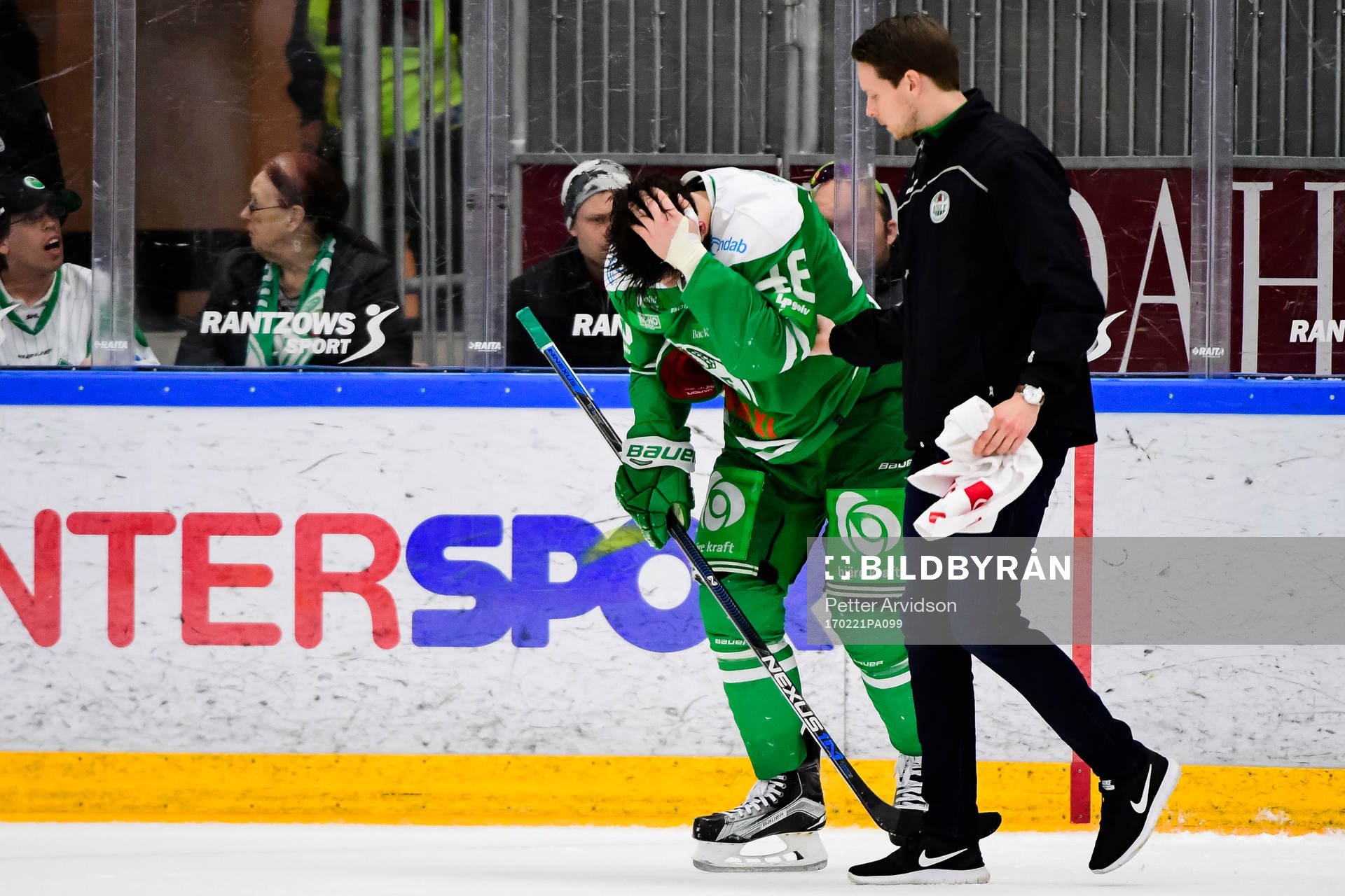 Rögles Kevin Marshall lämnar isen
