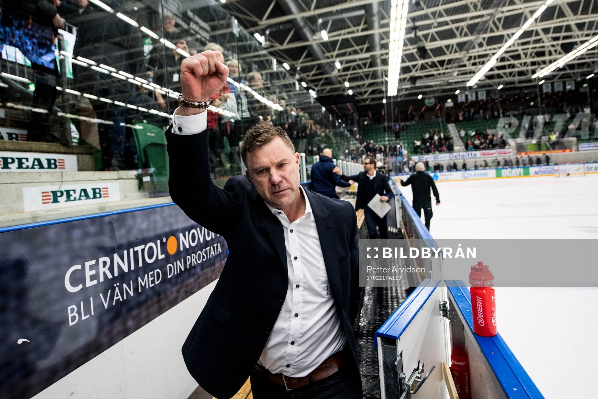 Rögles assisterande tränare Patrik Ross jublar