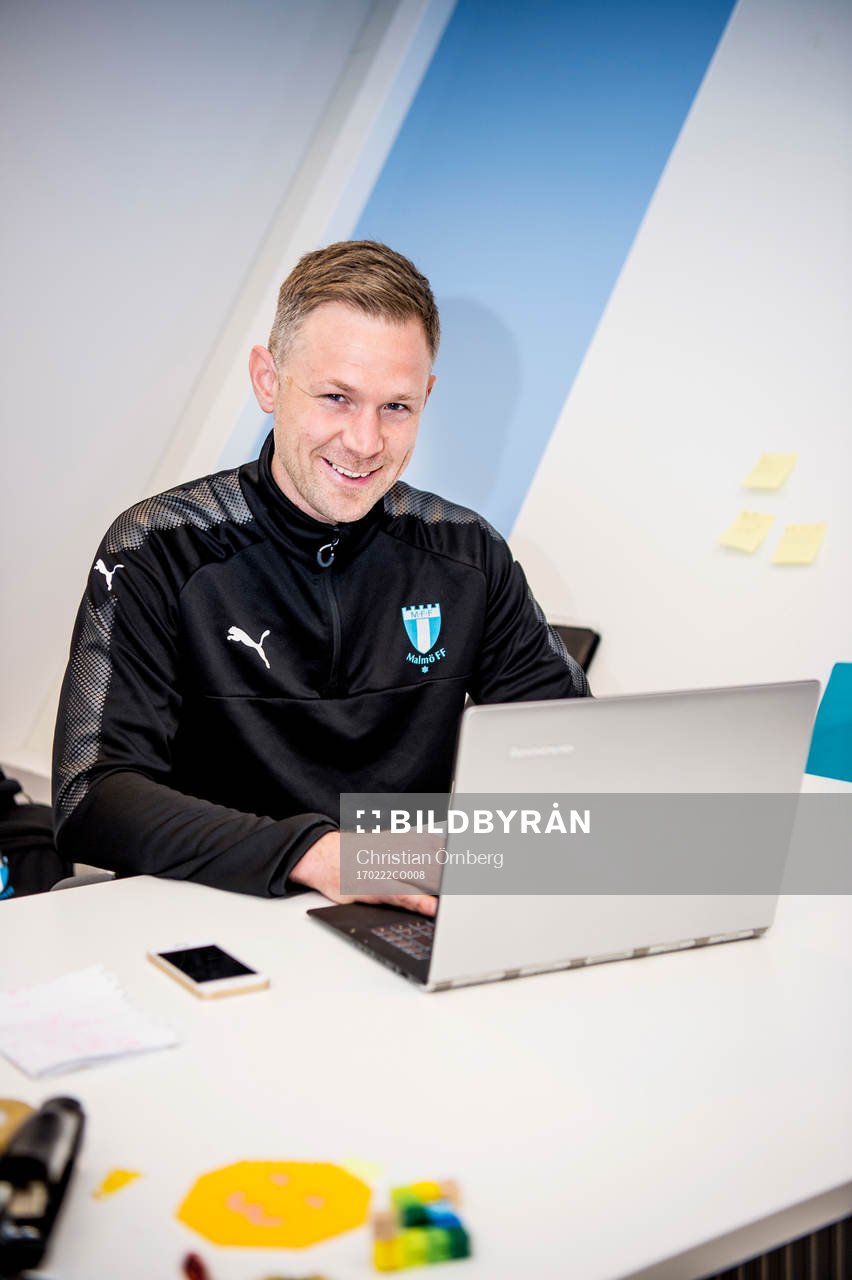 Huvudtränaren i Malmö FF, Magnus Pehrsson, framför