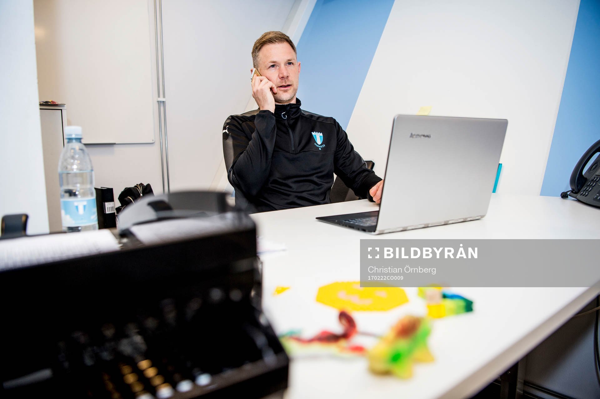Huvudtränaren i Malmö FF, Magnus Pehrsson, med telefon i