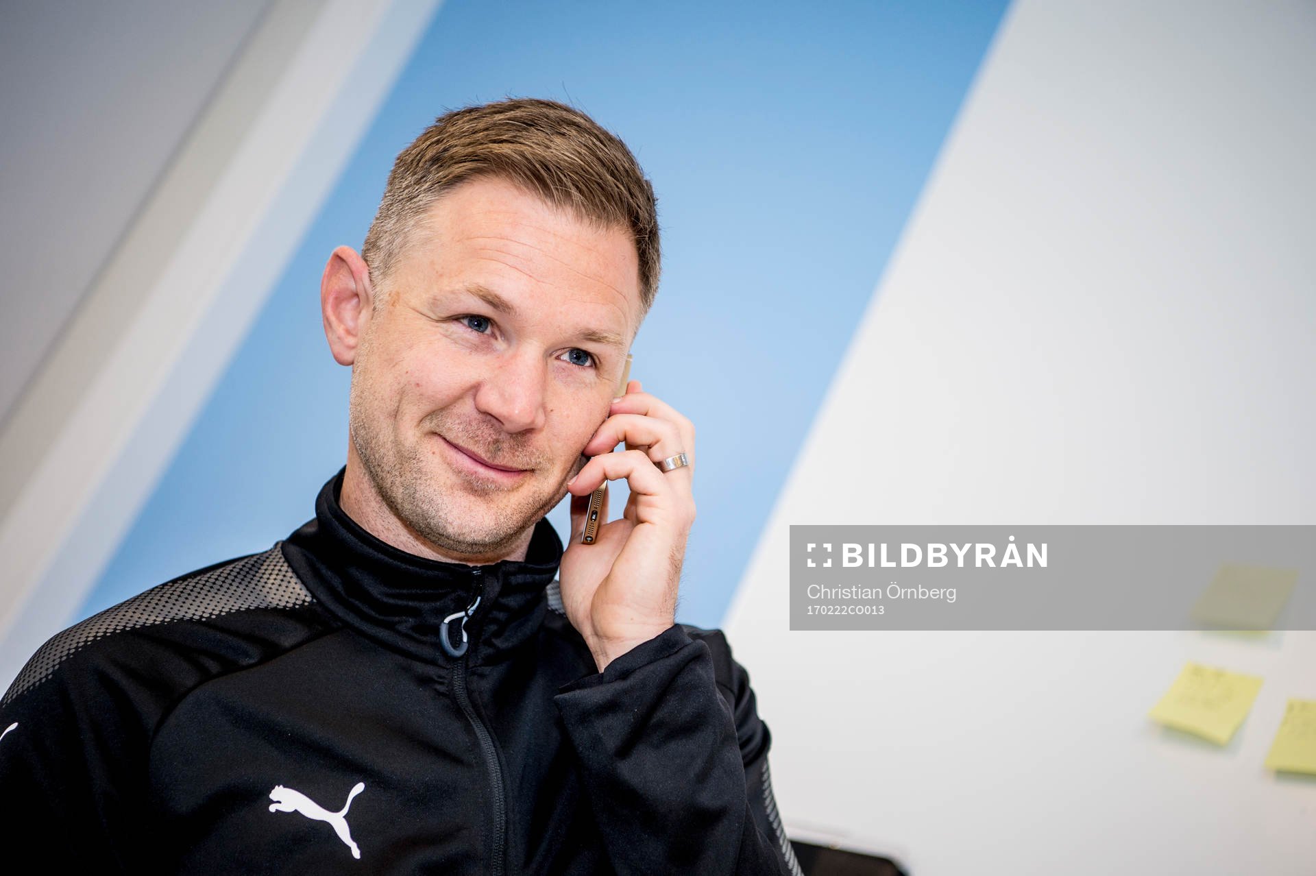 Huvudtränaren i Malmö FF, Magnus Pehrsson, med telefon i