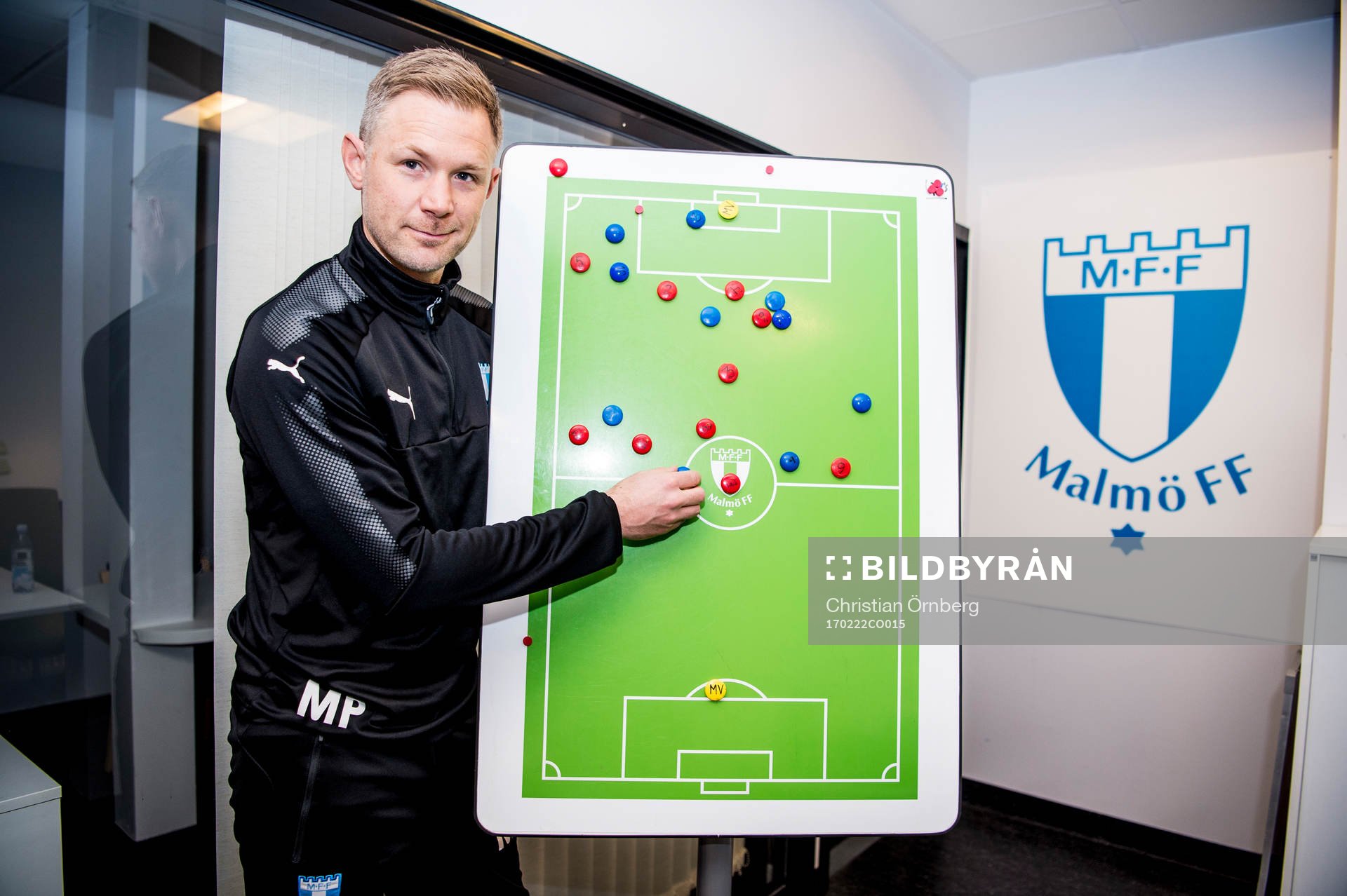 Huvudtränaren i Malmö FF, Magnus Pehrsson, brevid en