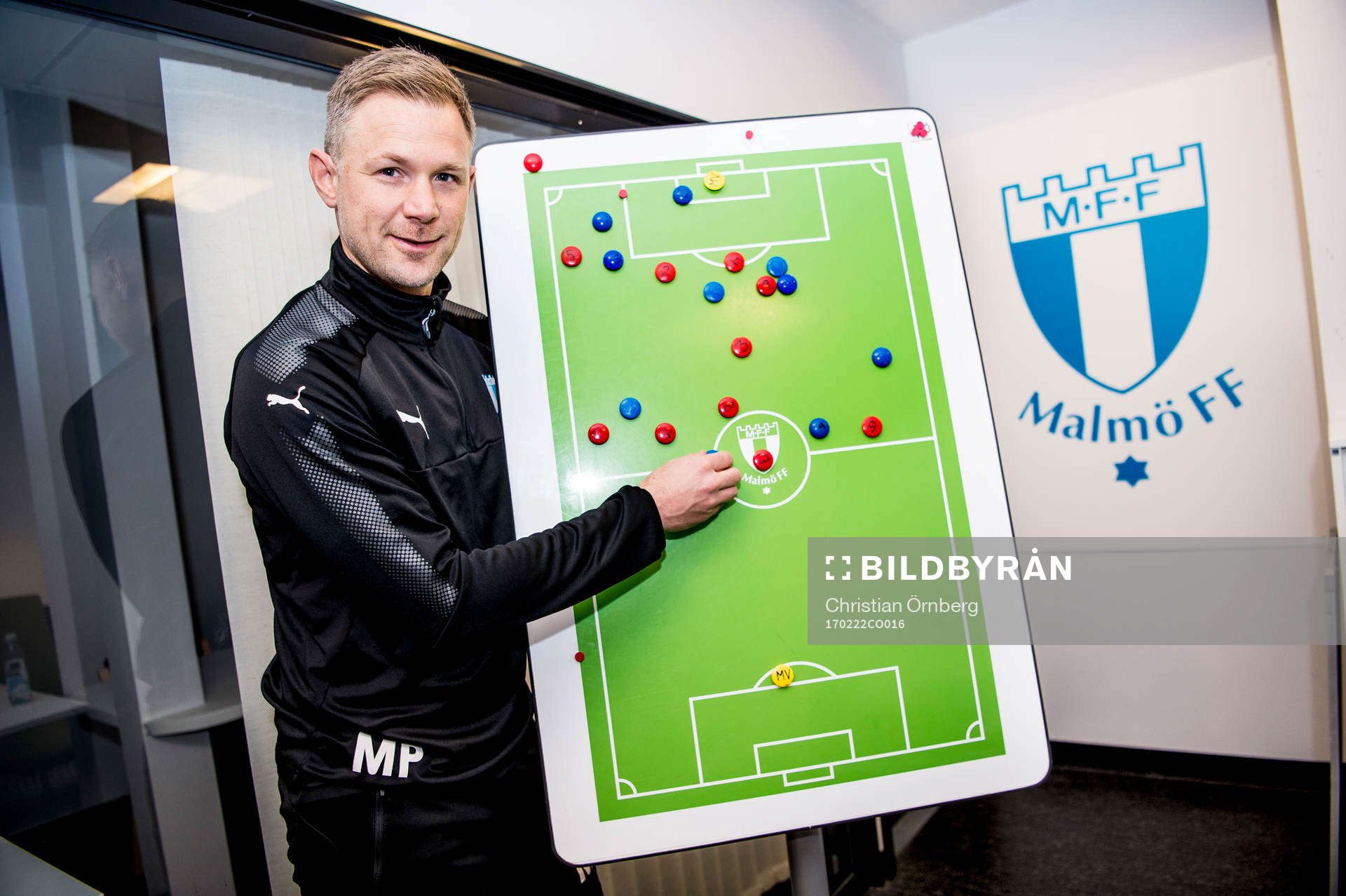 Huvudtränaren i Malmö FF, Magnus Pehrsson, brevid en