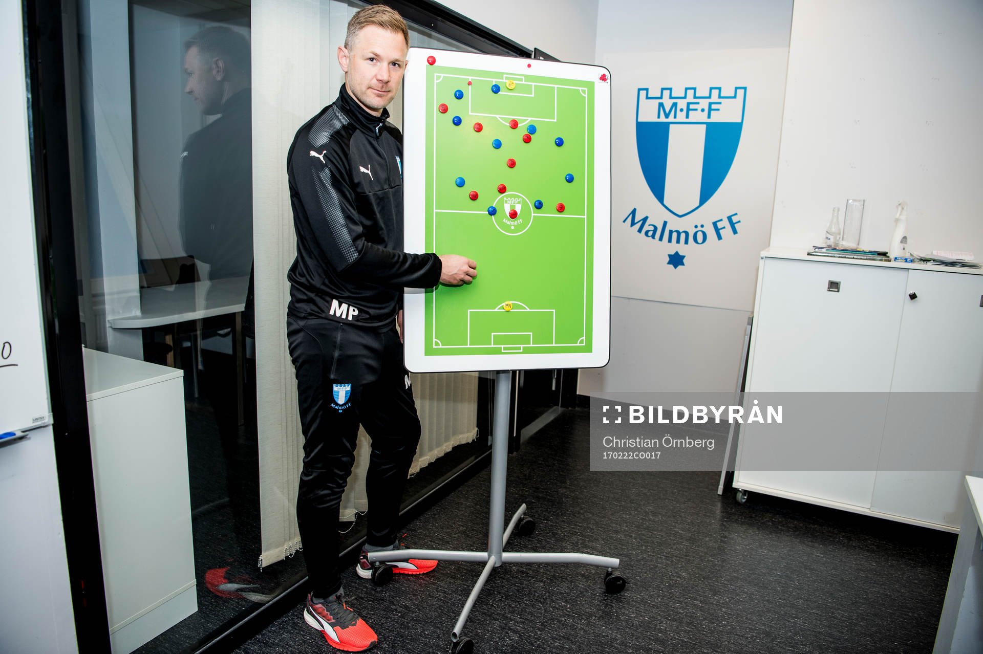 Huvudtränaren i Malmö FF, Magnus Pehrsson, brevid en