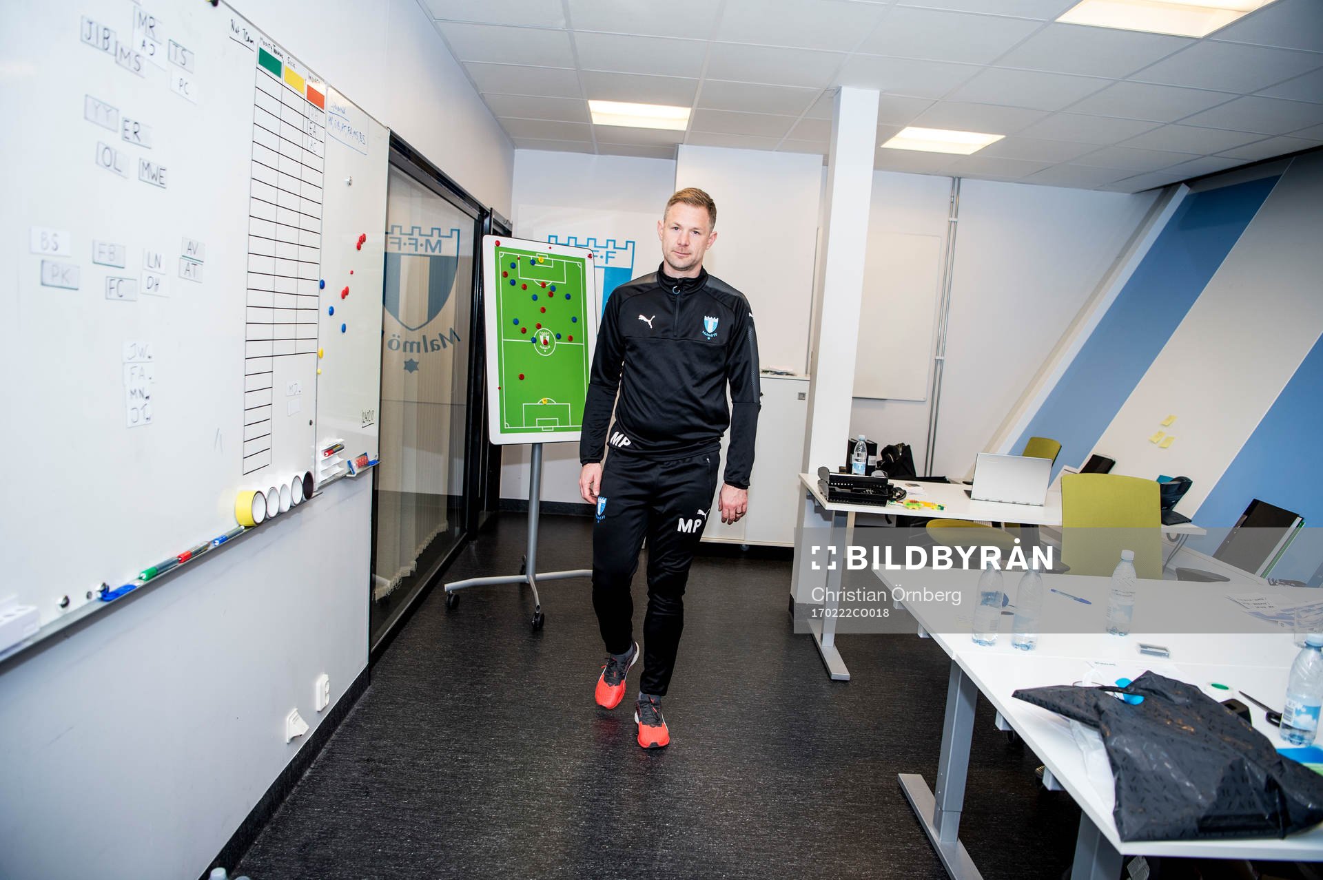 Huvudtränaren i Malmö FF, Magnus Pehrsson, på kontoret