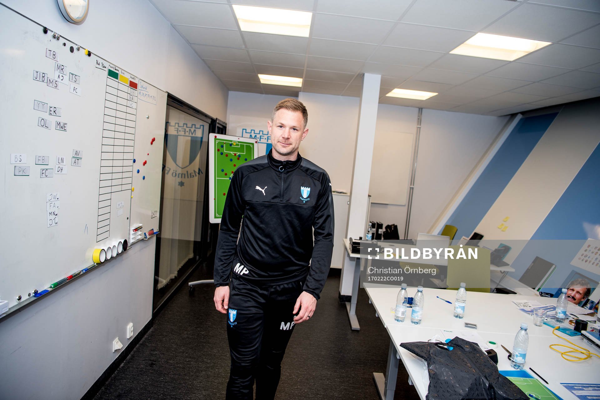 Huvudtränaren i Malmö FF, Magnus Pehrsson, på kontoret