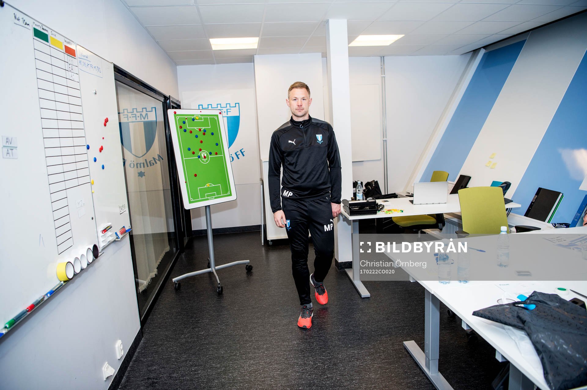 Huvudtränaren i Malmö FF, Magnus Pehrsson, på kontoret